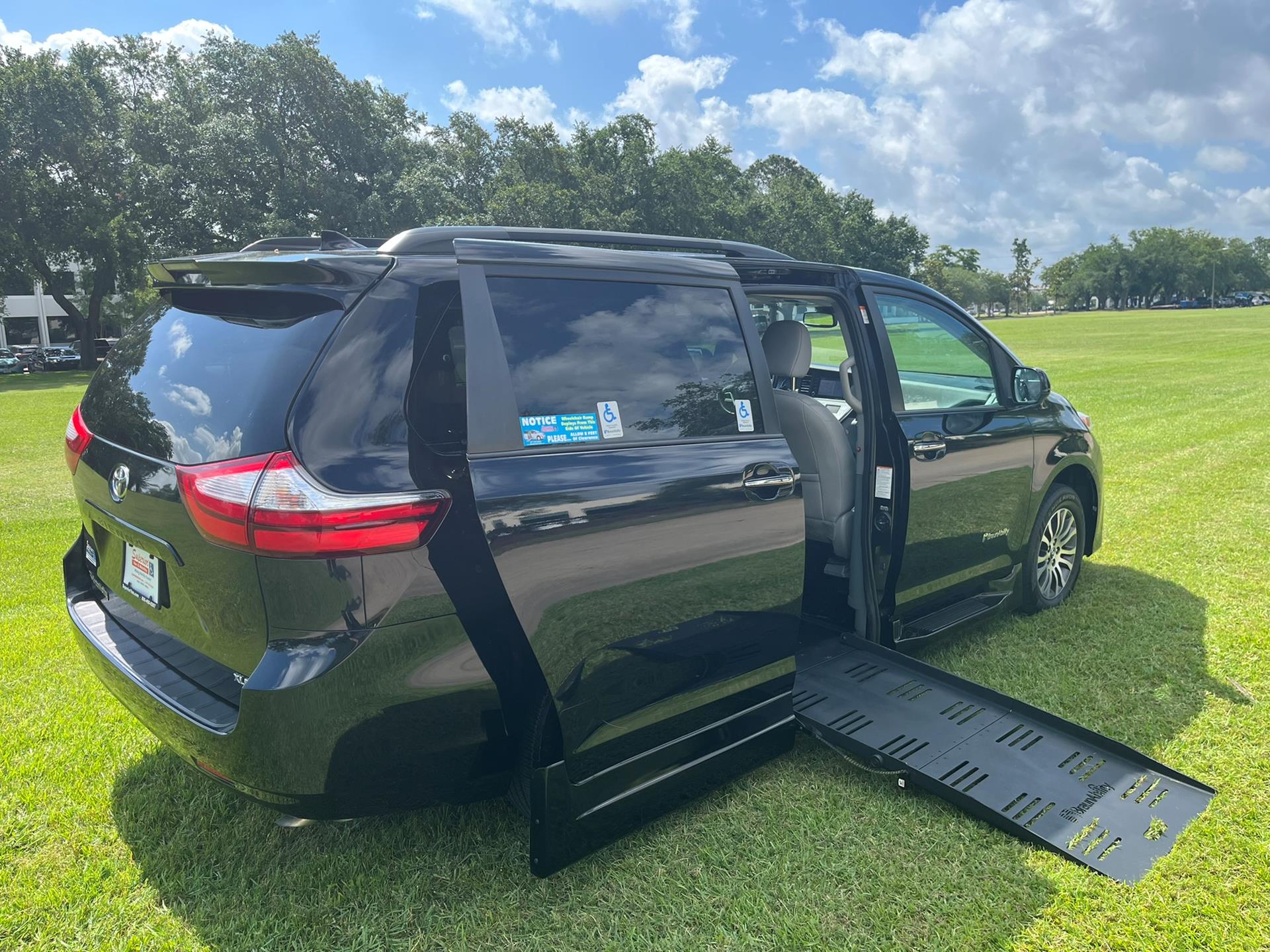 Used 2019 Toyota Sienna XLE Premium with VIN 5TDYZ3DC0KS012602 for sale in Louisville, KY