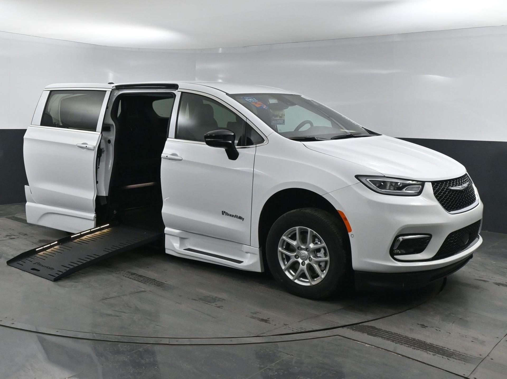 2025 Chrysler Pacifica Select's photo