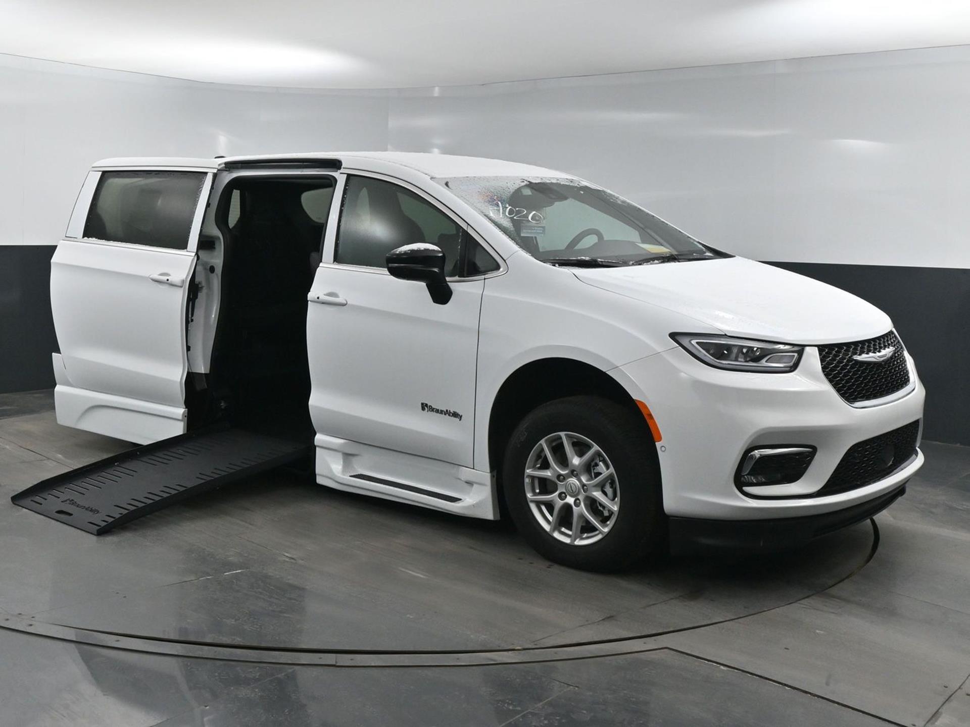 2025 Chrysler Pacifica Select's photo