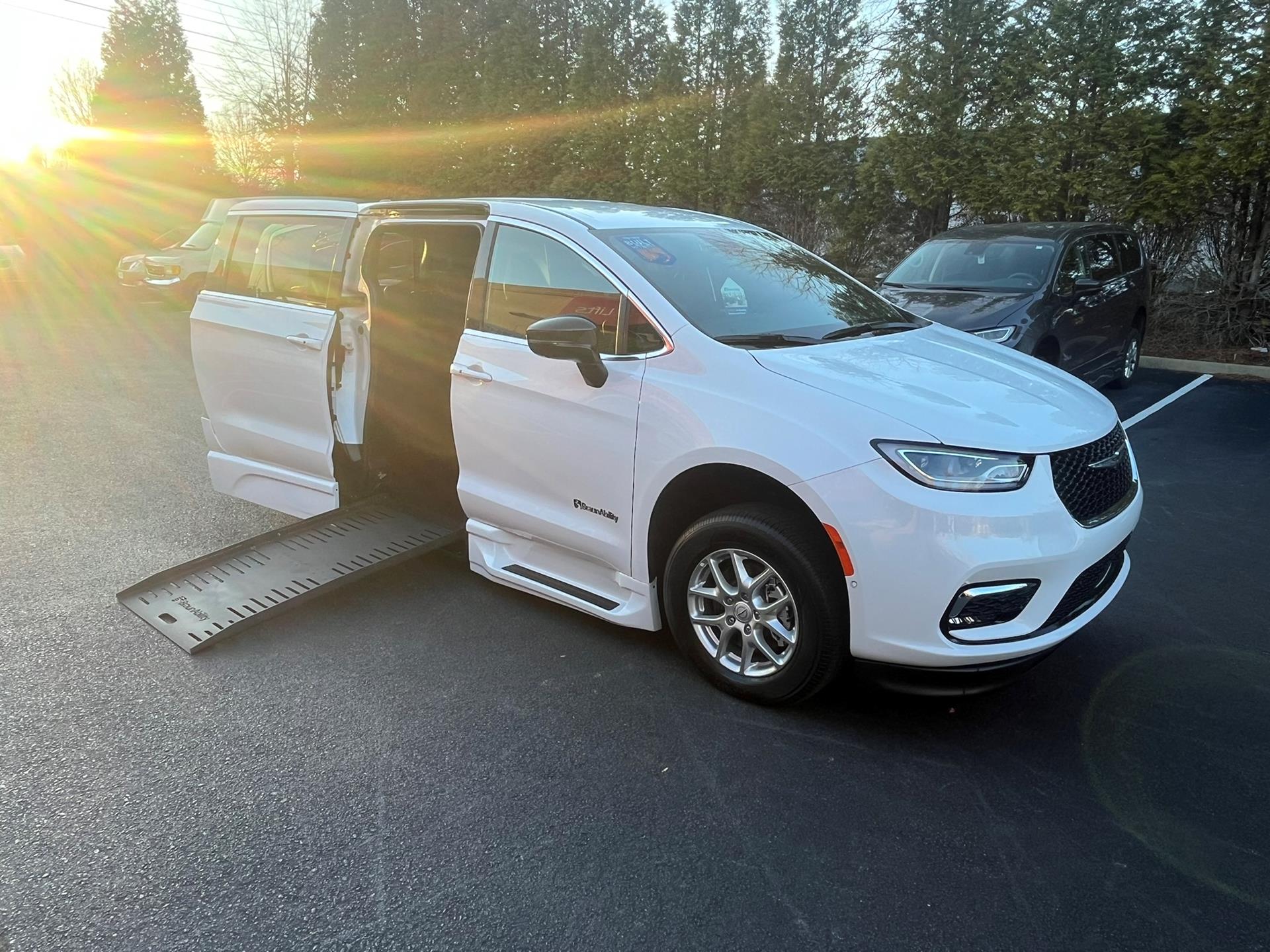 2025 Chrysler Pacifica Select's photo