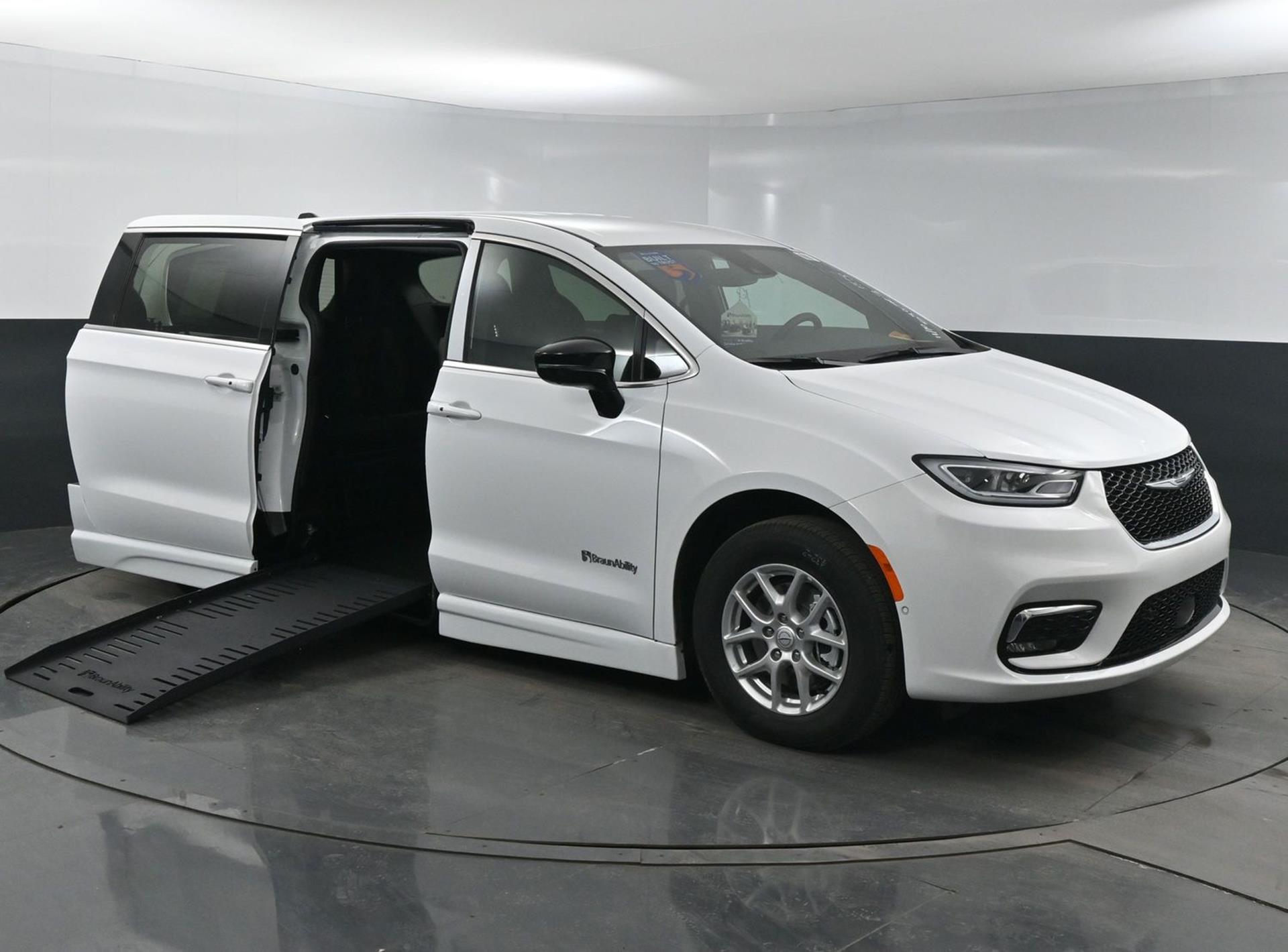 2025 Chrysler Pacifica Select's photo