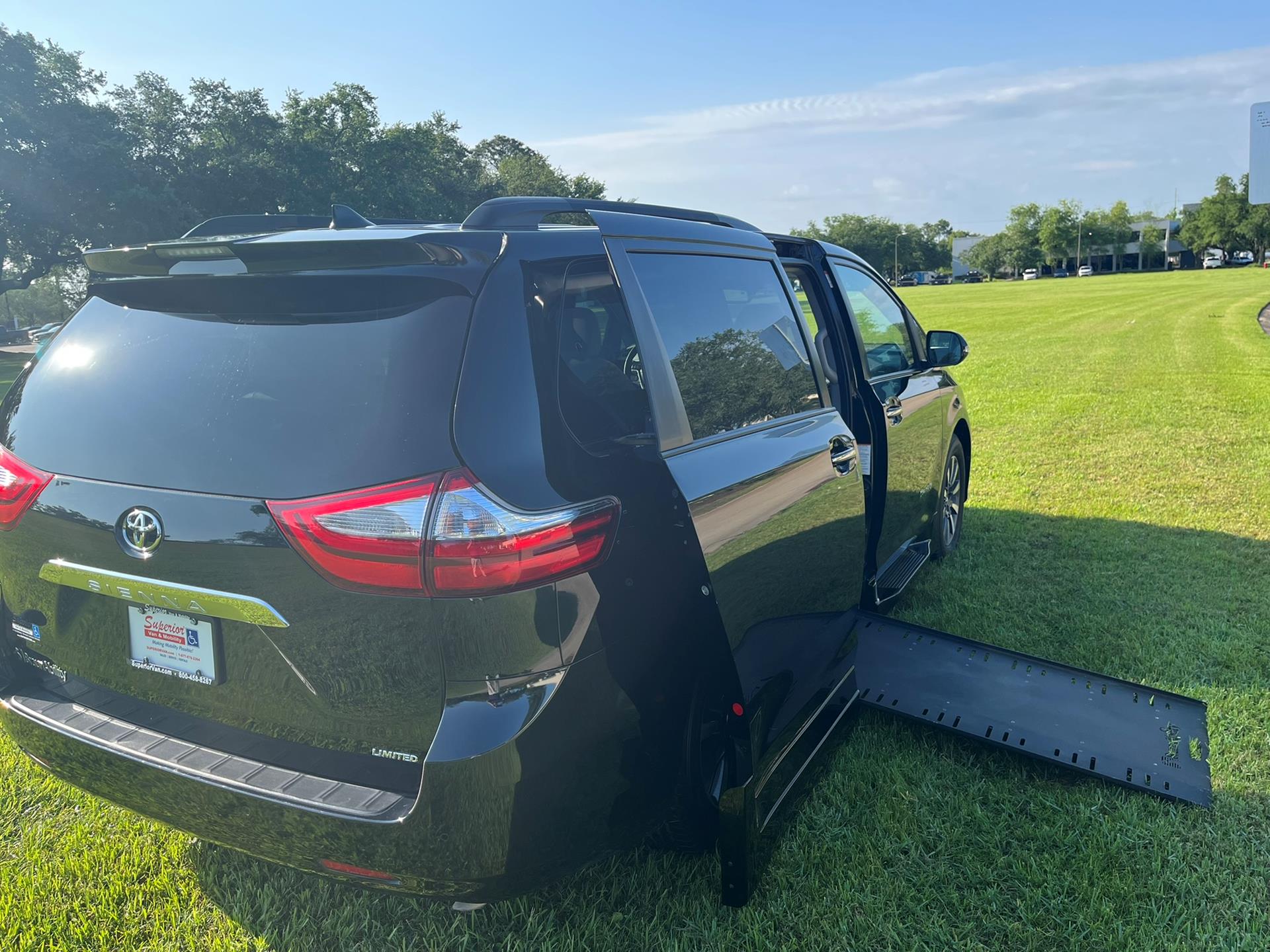 Used 2018 Toyota Sienna Limited Premium with VIN 5TDYZ3DC1JS944077 for sale in Louisville, KY