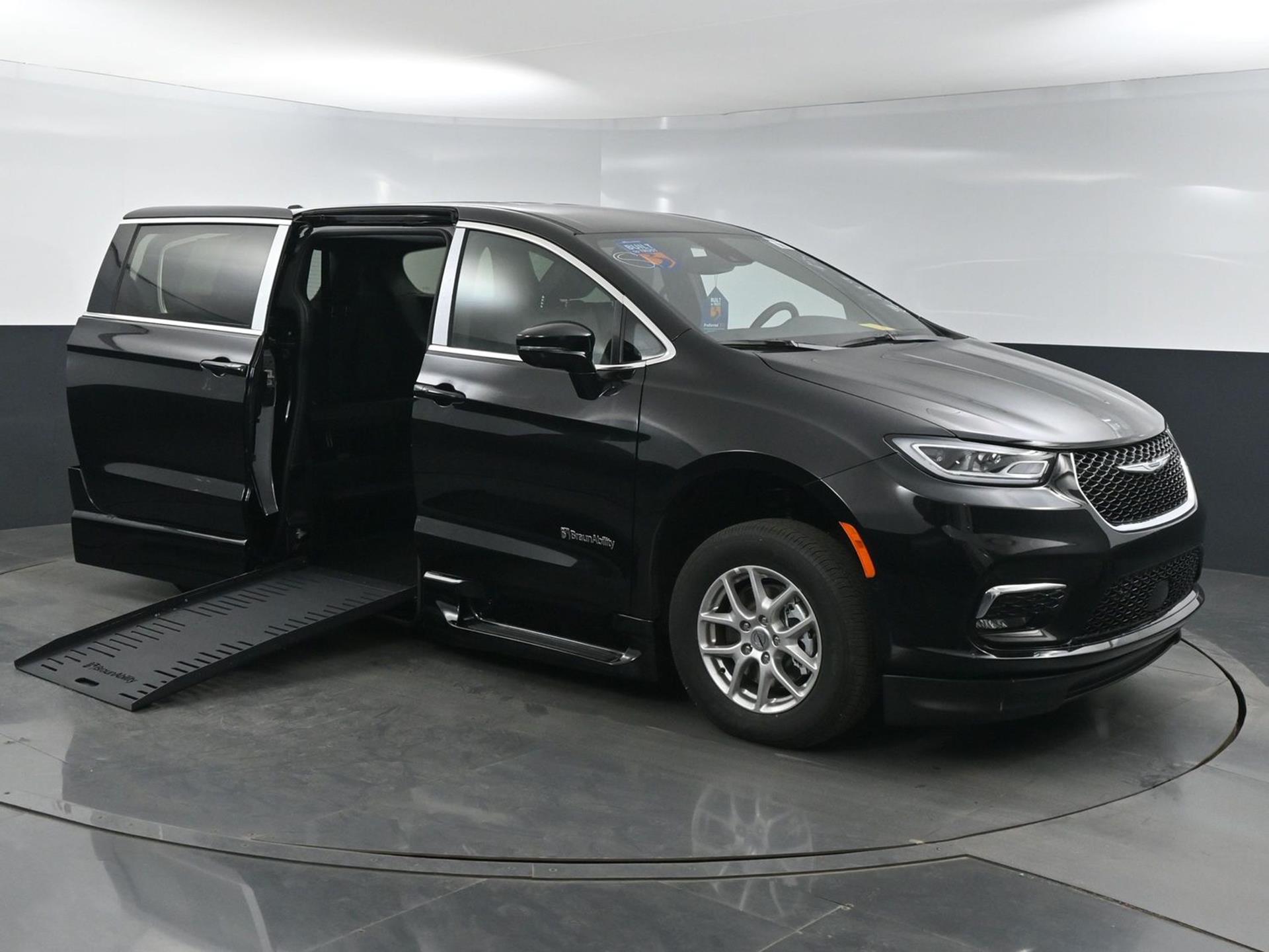 2025 Chrysler Pacifica Select's photo
