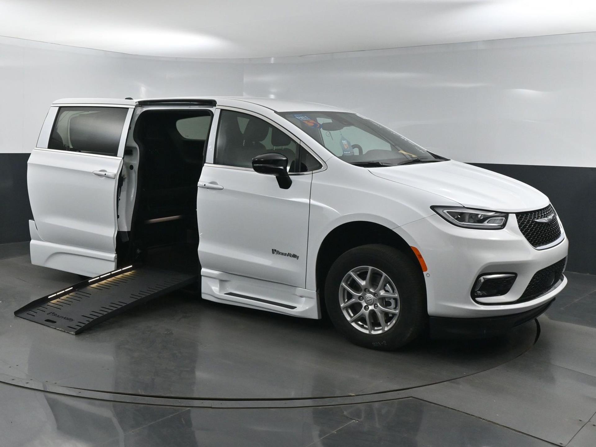 2025 Chrysler Pacifica Select's photo