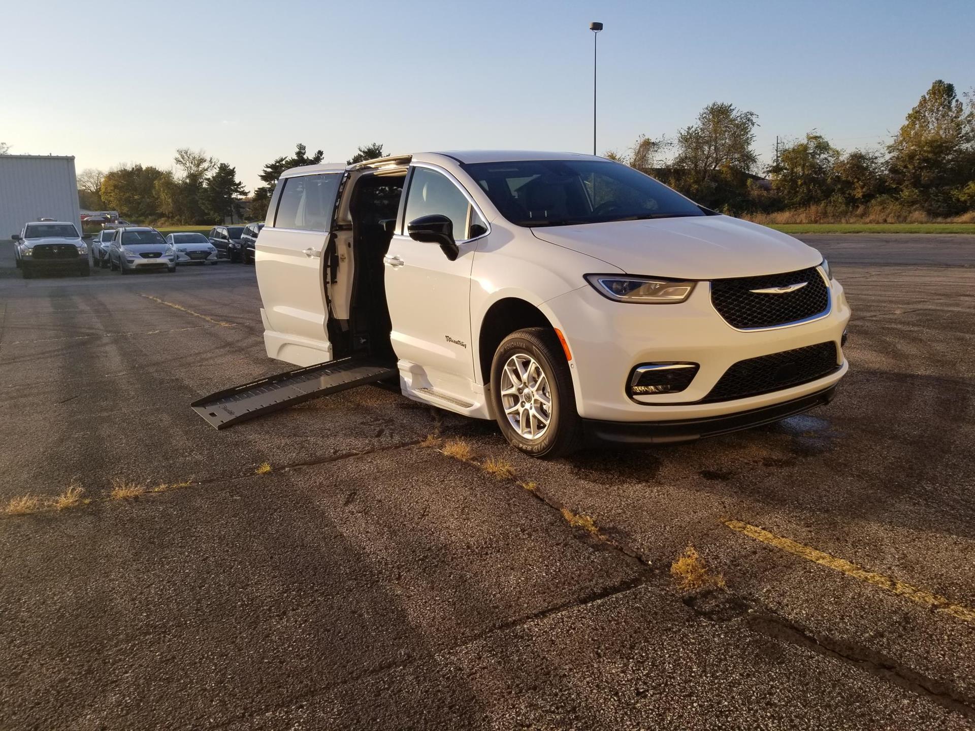 2025 Chrysler Pacifica Select's photo