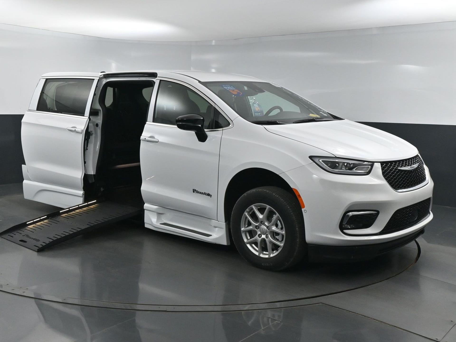 2025 Chrysler Pacifica Select's photo