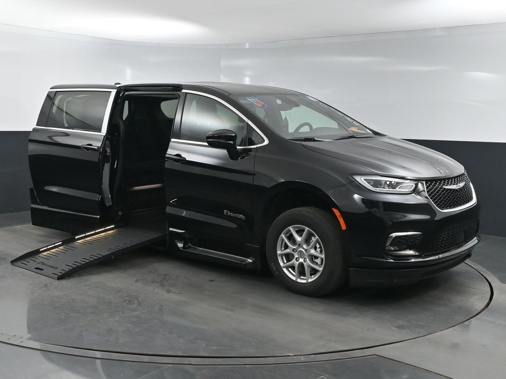 2025 Chrysler Pacifica Select's photo