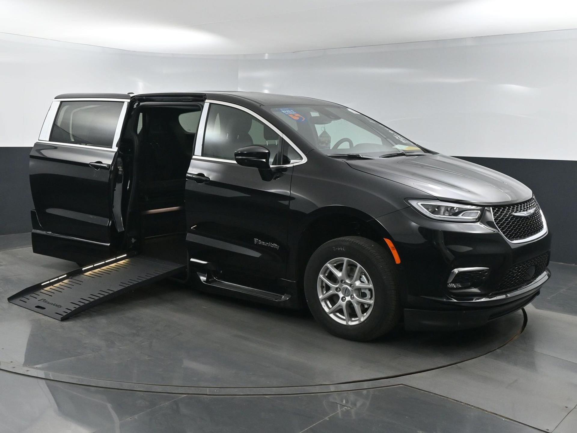 2025 Chrysler Pacifica Select's photo