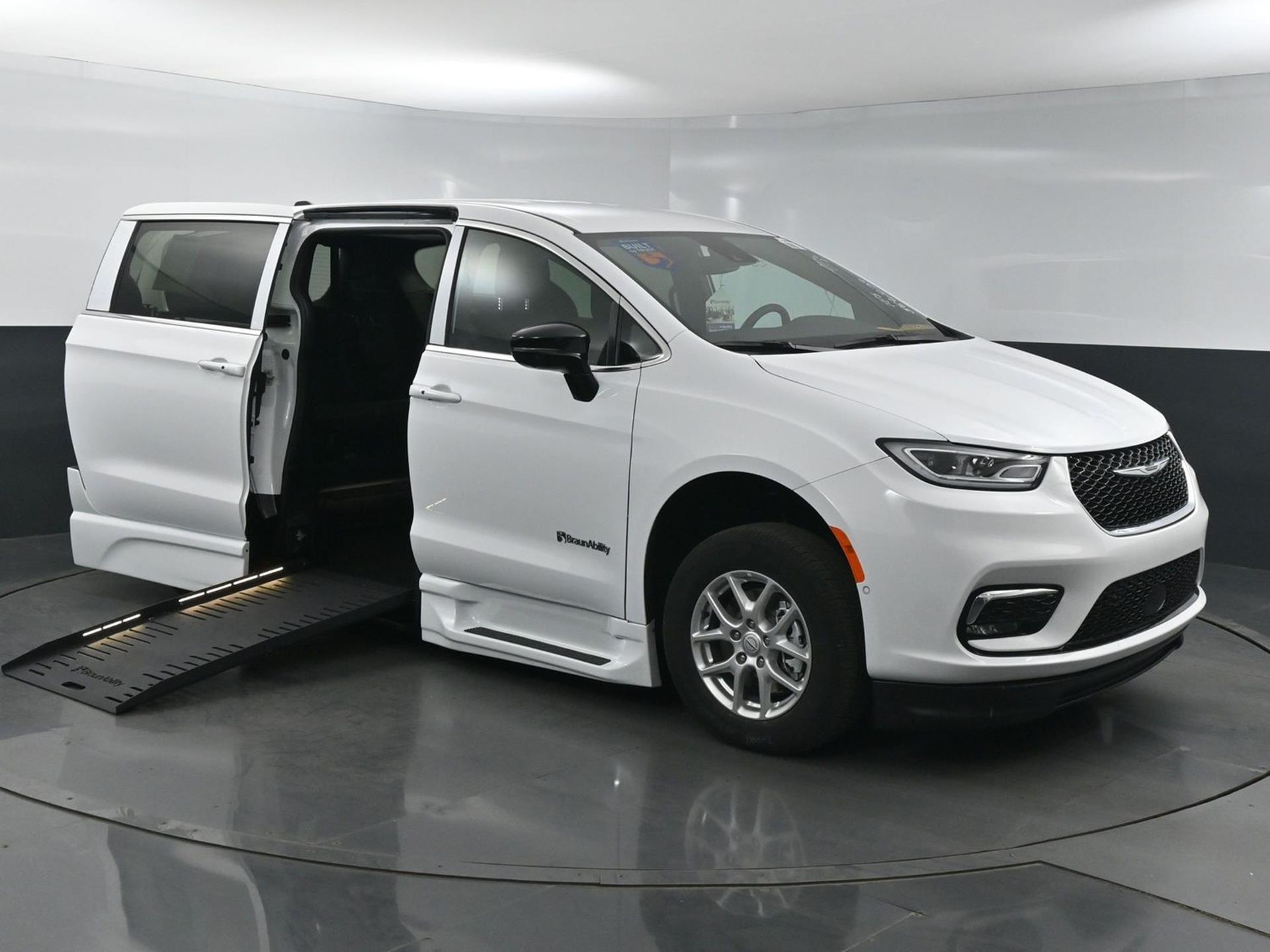 2025 Chrysler Pacifica Select's photo