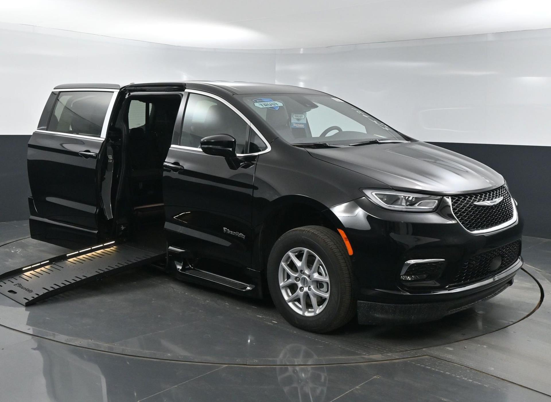 2025 Chrysler Pacifica Select's photo