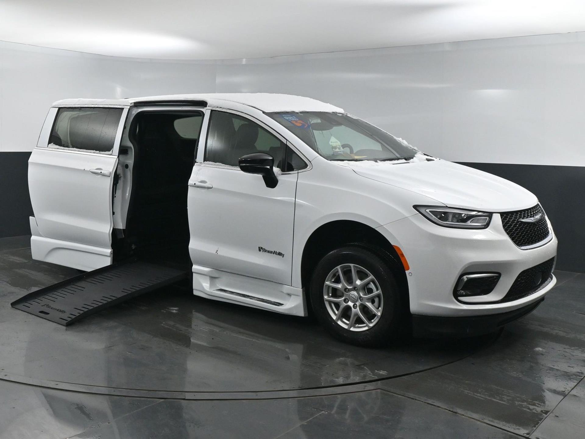 2025 Chrysler Pacifica Select's photo