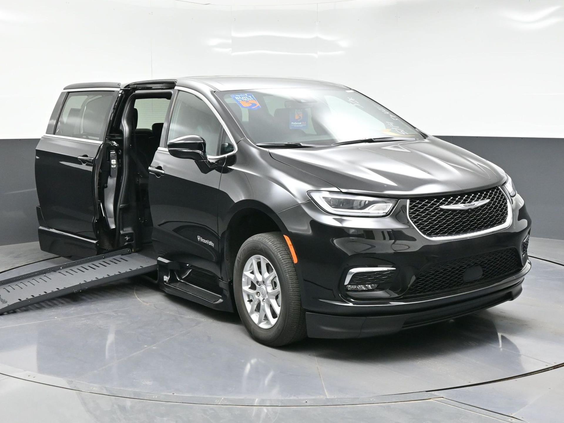 2025 Chrysler Pacifica's photo