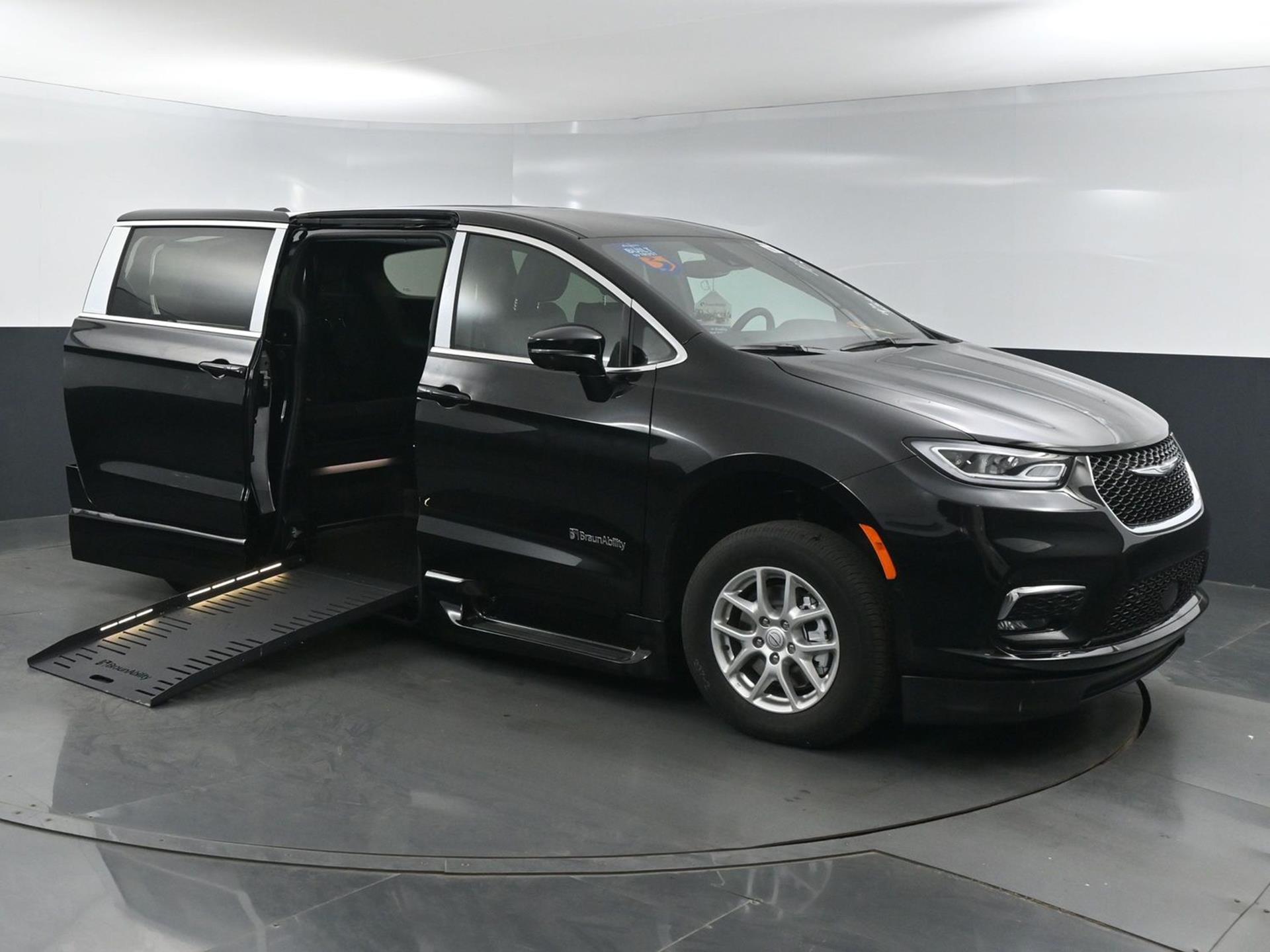 2025 Chrysler Pacifica Select's photo