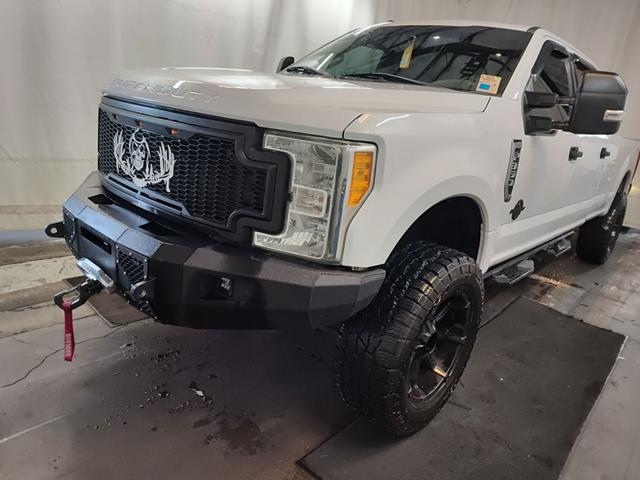 Oxford White 2017 Ford F-350 Super Duty XLT Crew Cab LB 4WD Pickup Truck Four-Wheel Drive 6-Speed Automatic