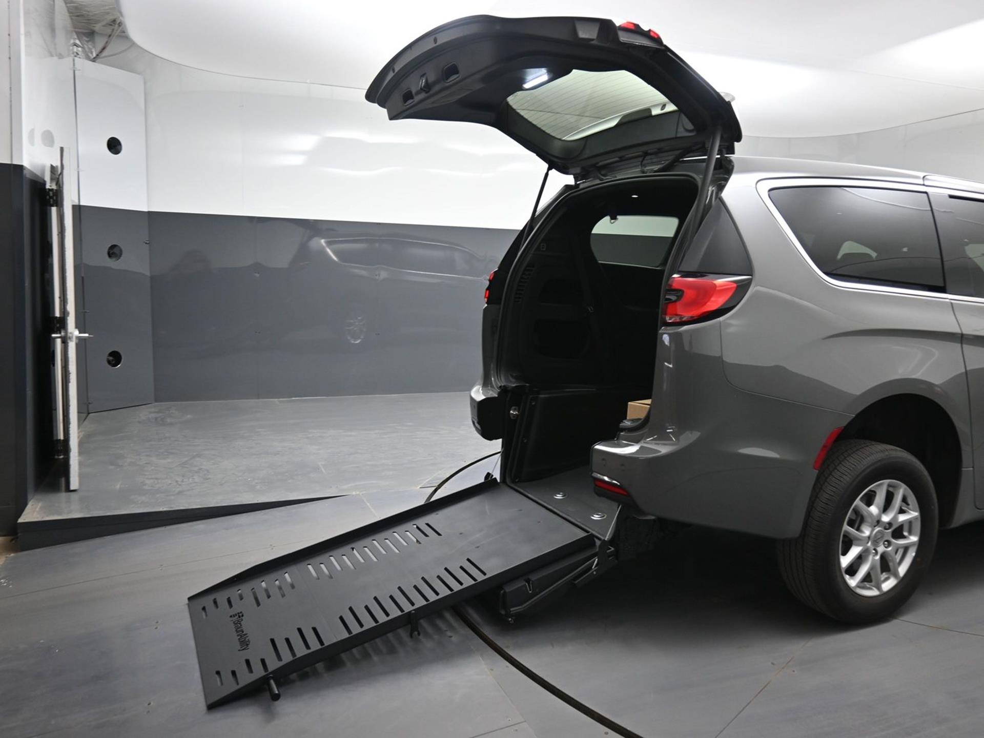 2025 Chrysler Pacifica Select's photo