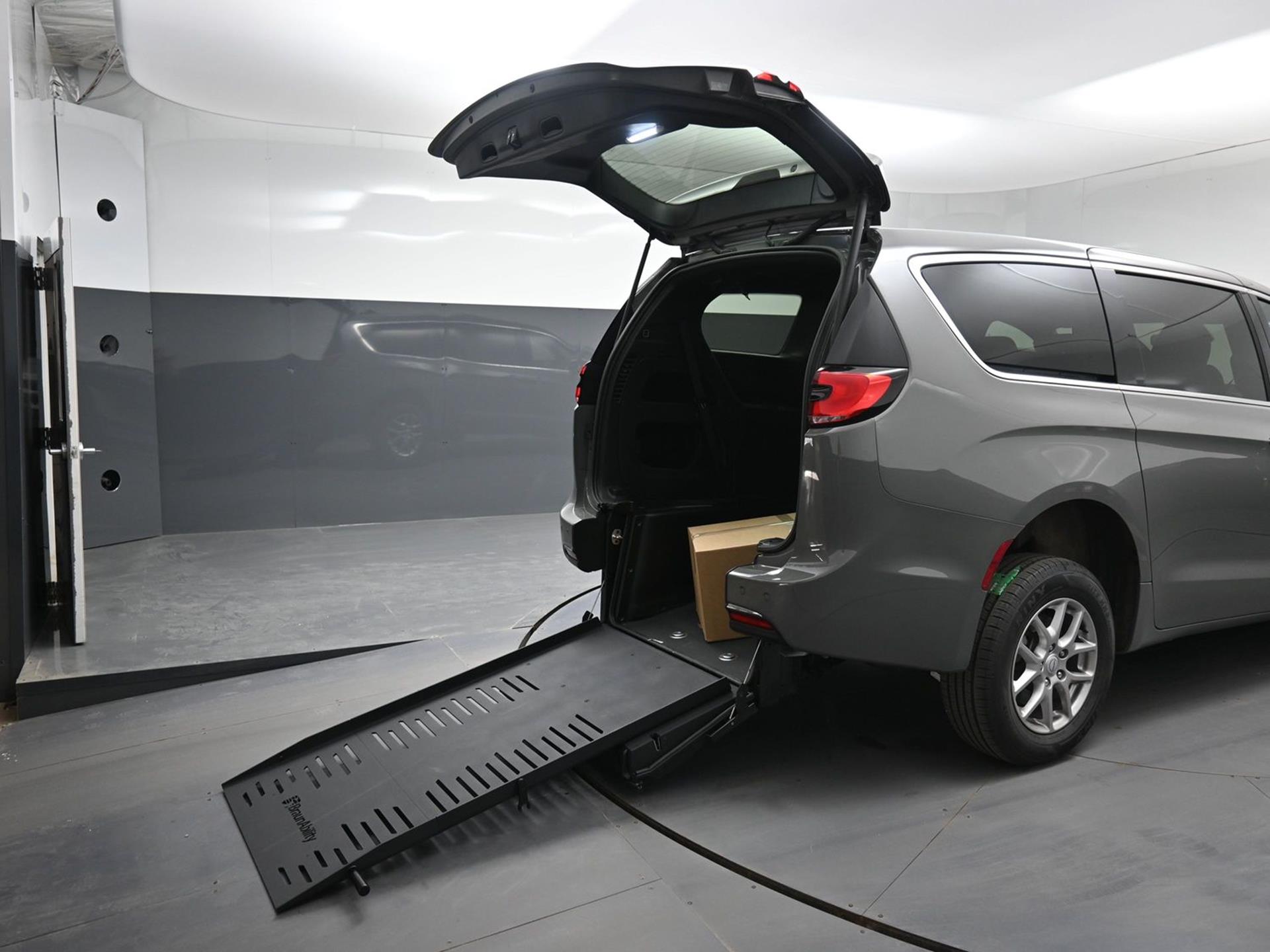 2025 Chrysler Pacifica Select's photo
