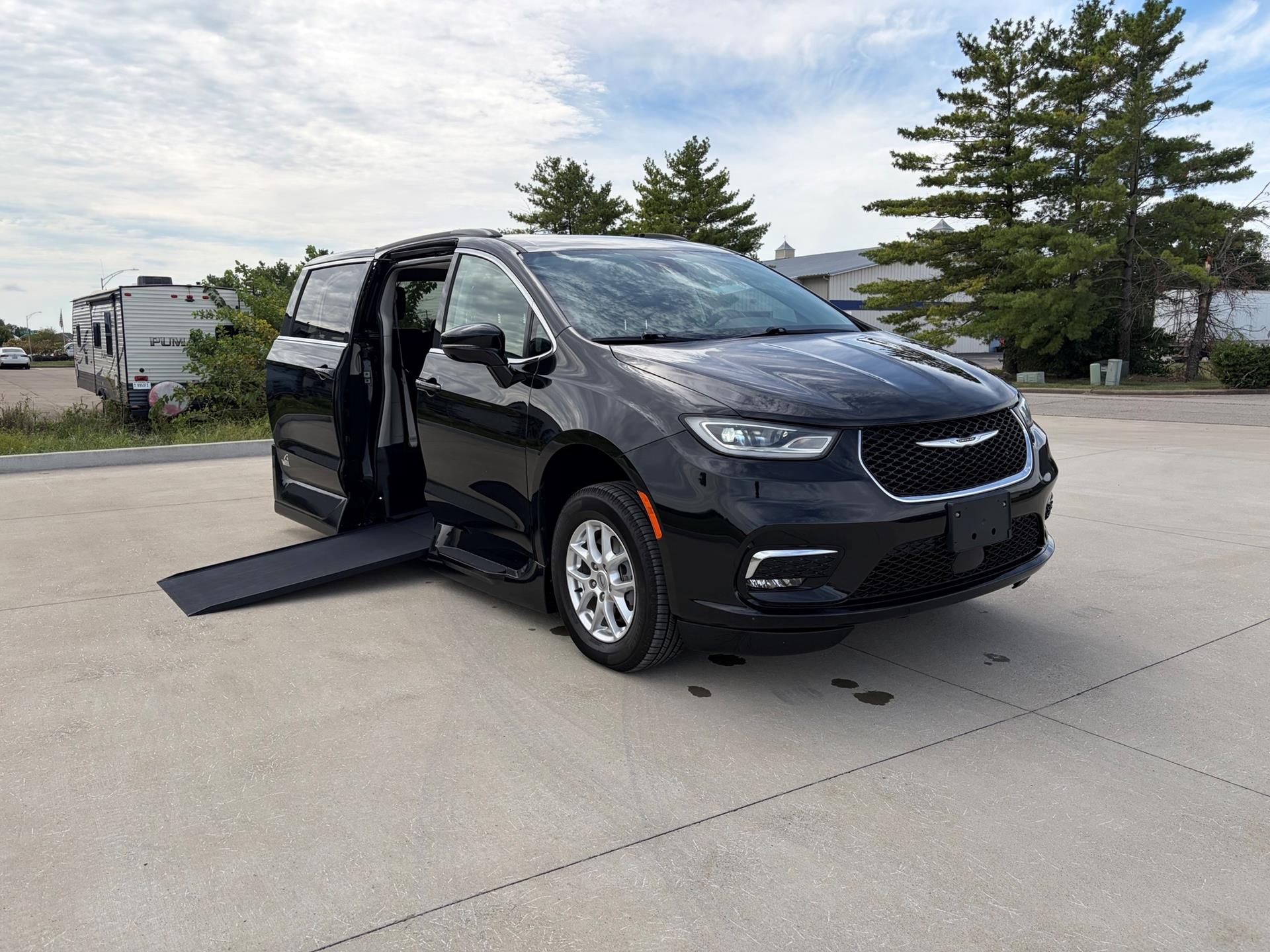 PRE OWNED 2022 Chrysler Pacifica Touring L