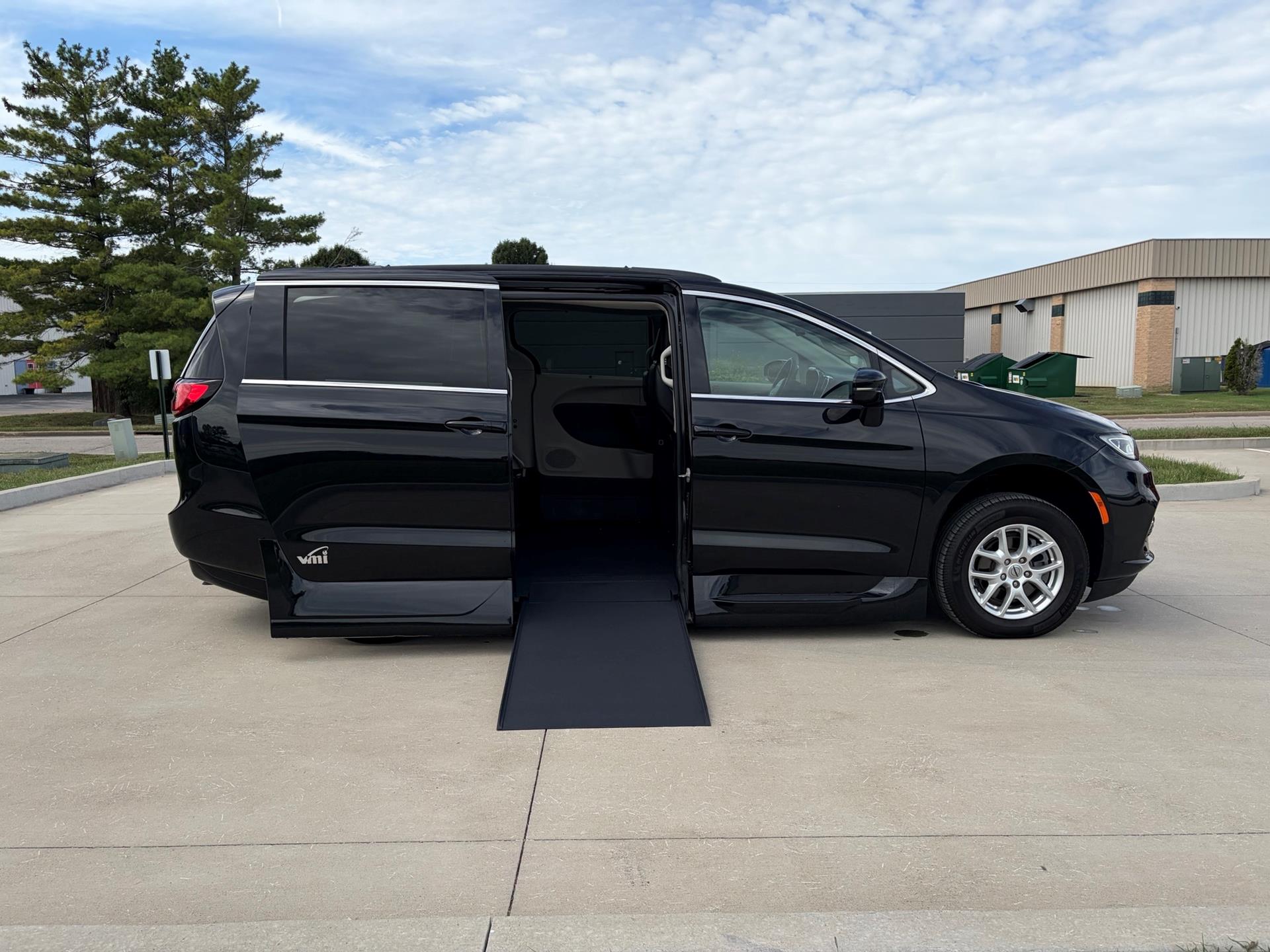 PRE OWNED 2022 Chrysler Pacifica Touring L