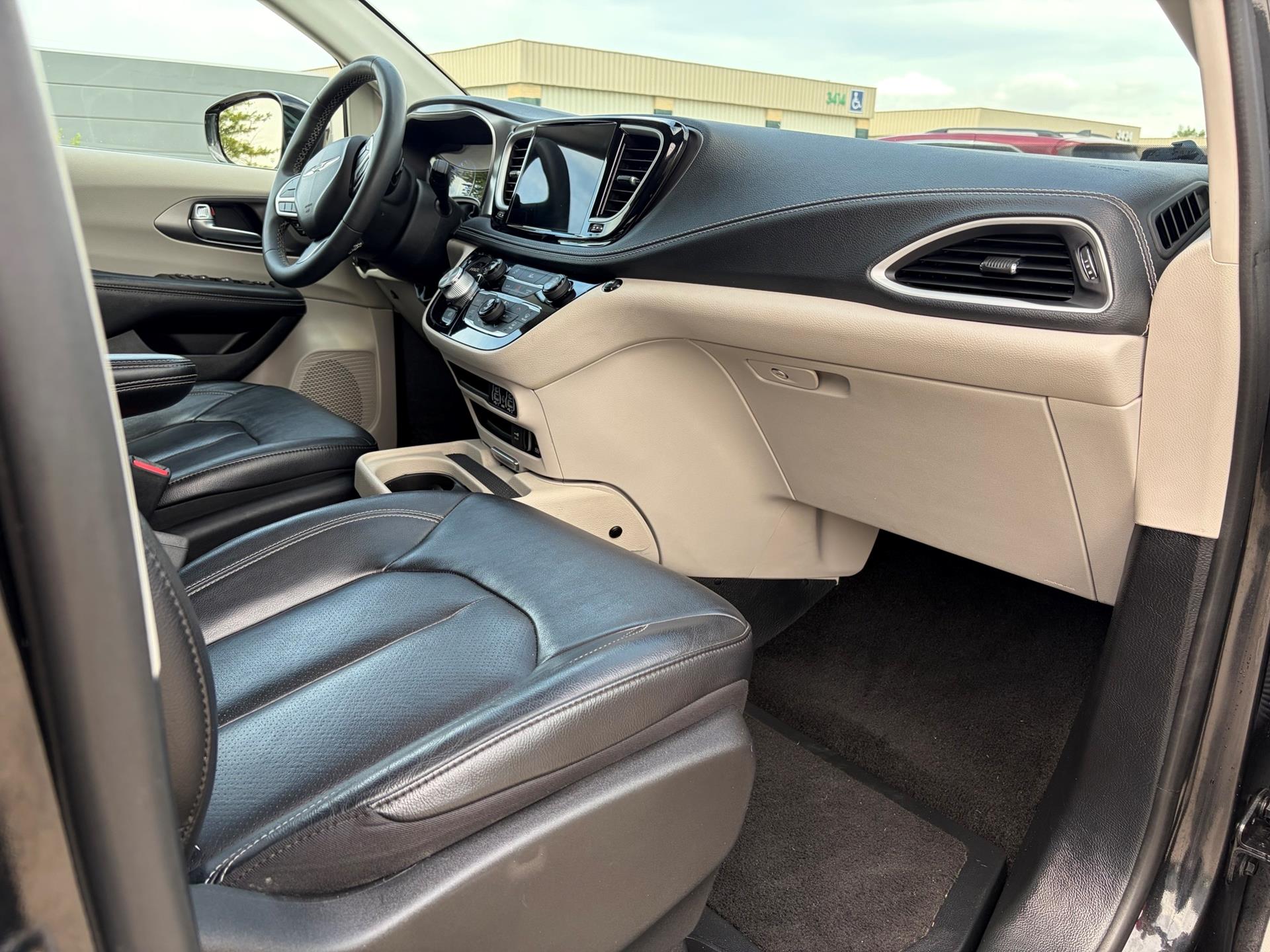 PRE OWNED 2022 Chrysler Pacifica Touring L