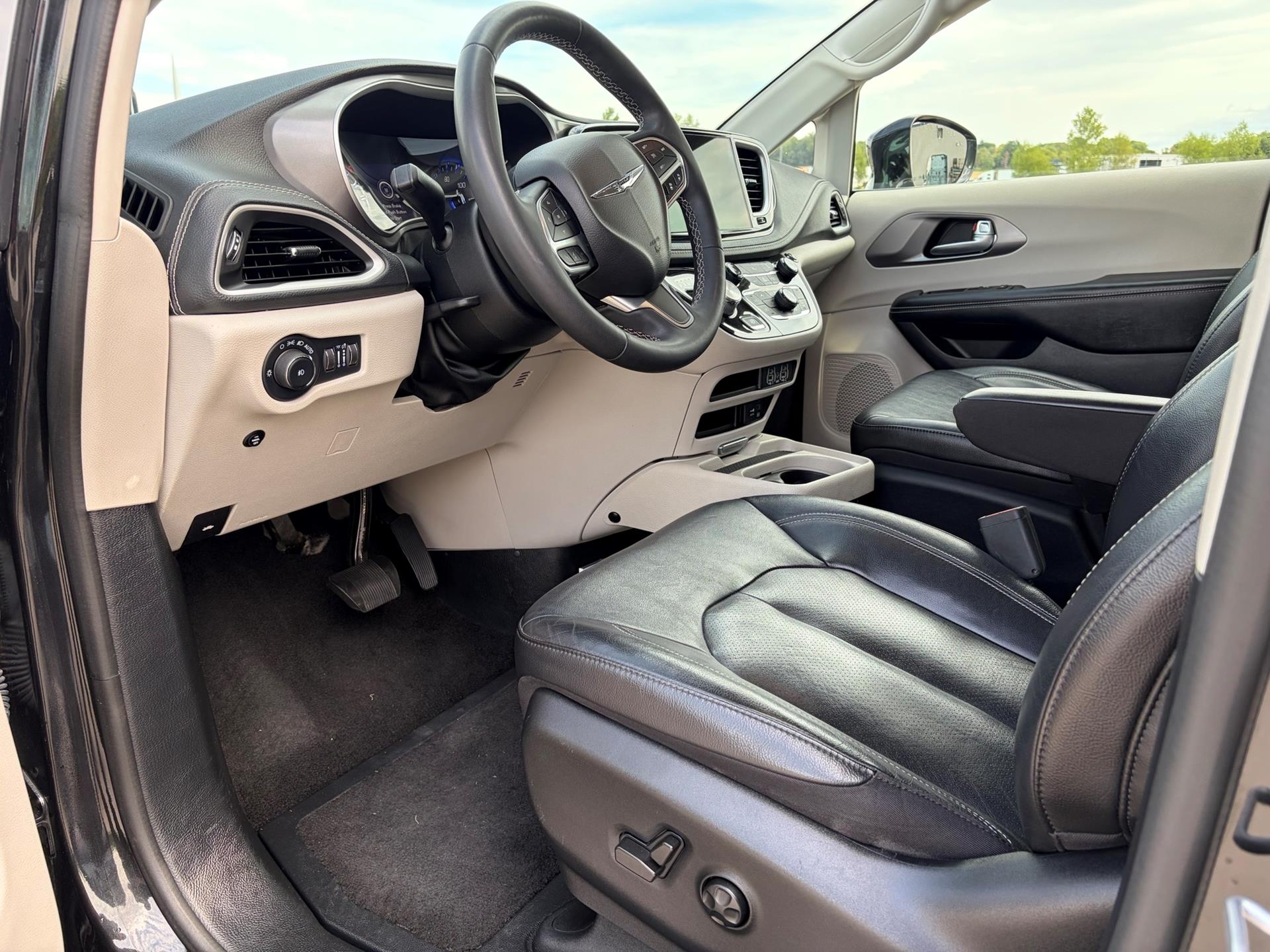 PRE OWNED 2022 Chrysler Pacifica Touring L