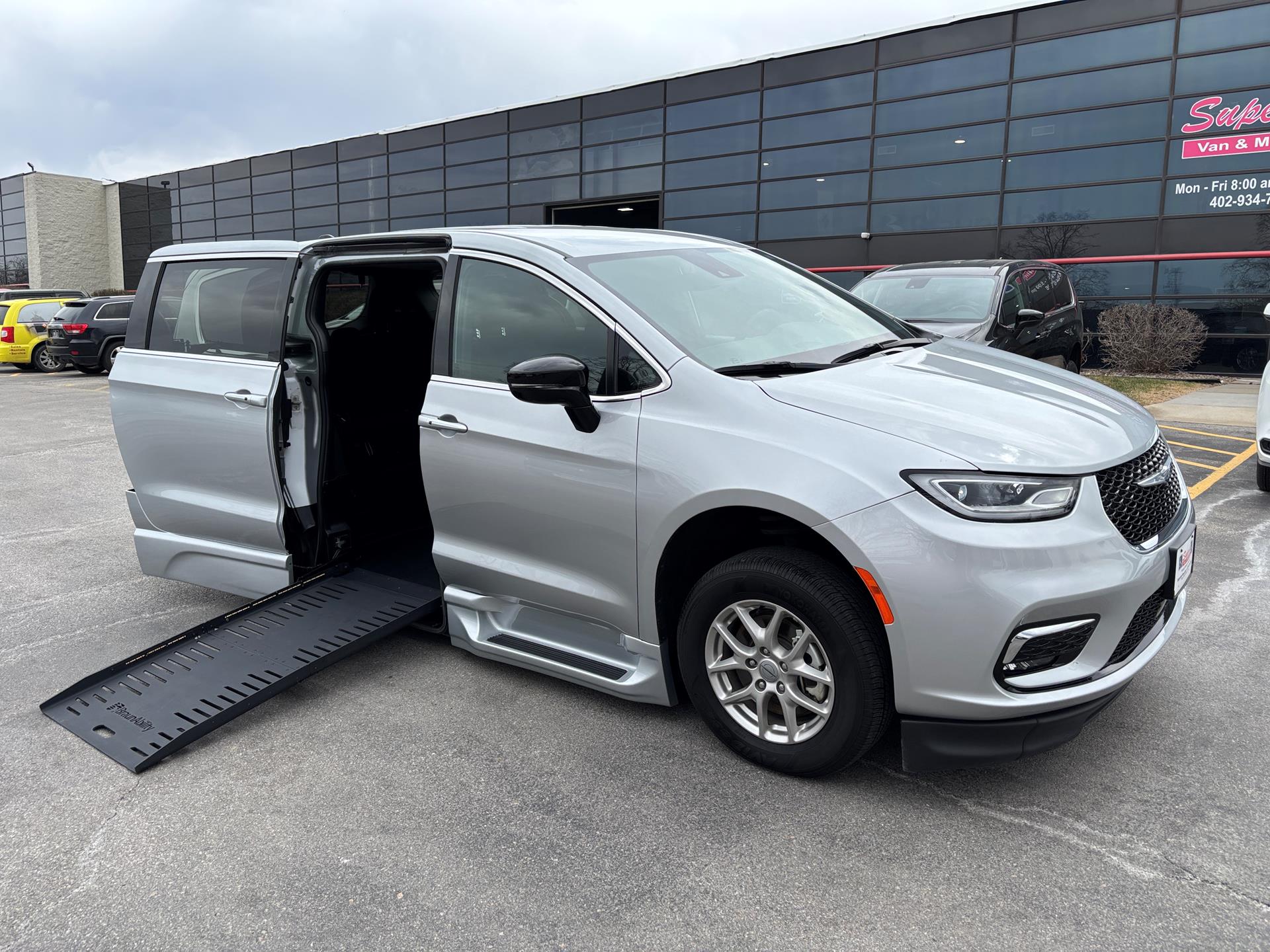 2024 Chrysler Pacifica Touring's photo