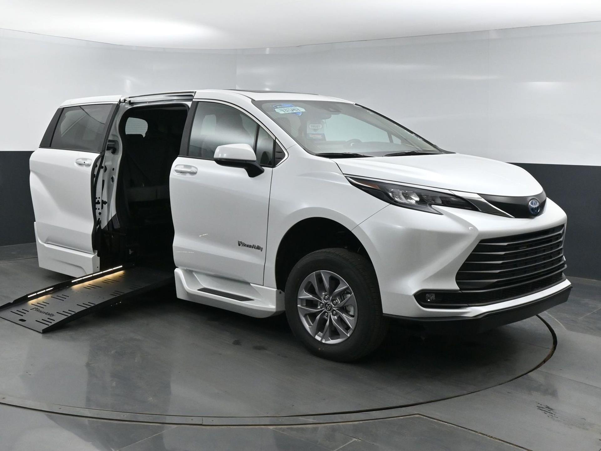 2025 Toyota Sienna XLE's photo