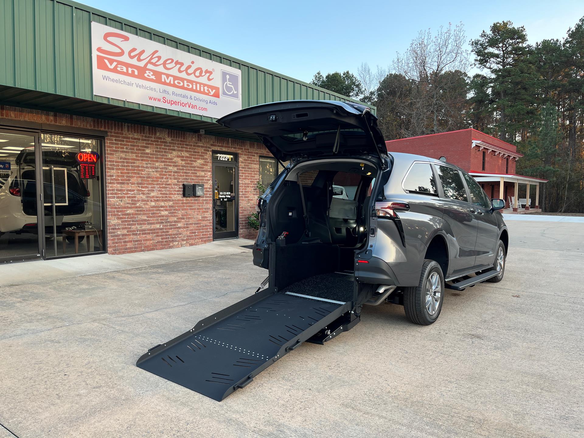 2025 Toyota Sienna LE's photo