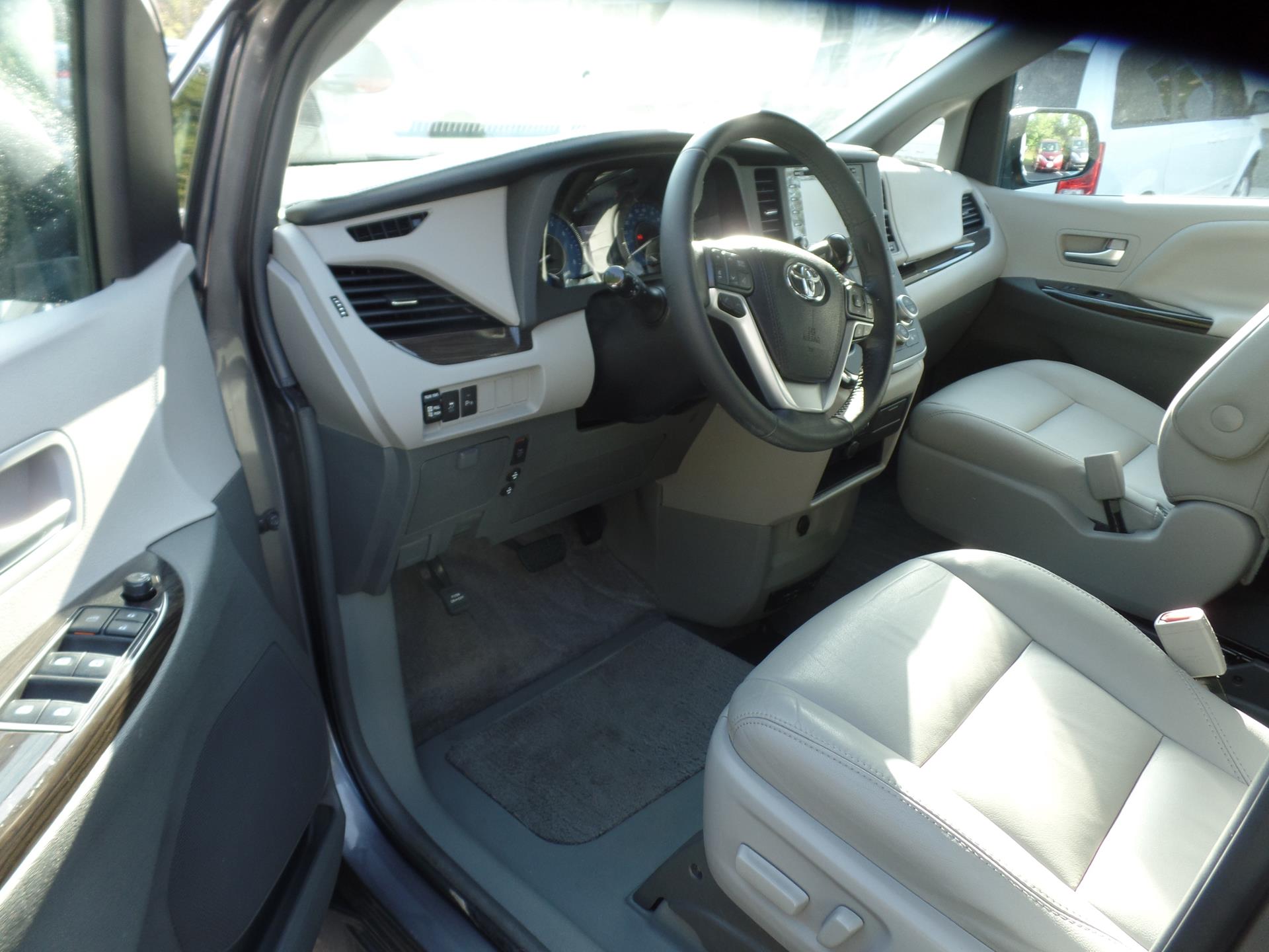 Used 2018 Toyota Sienna XLE with VIN 5TDYZ3DC5JS918131 for sale in Louisville, KY