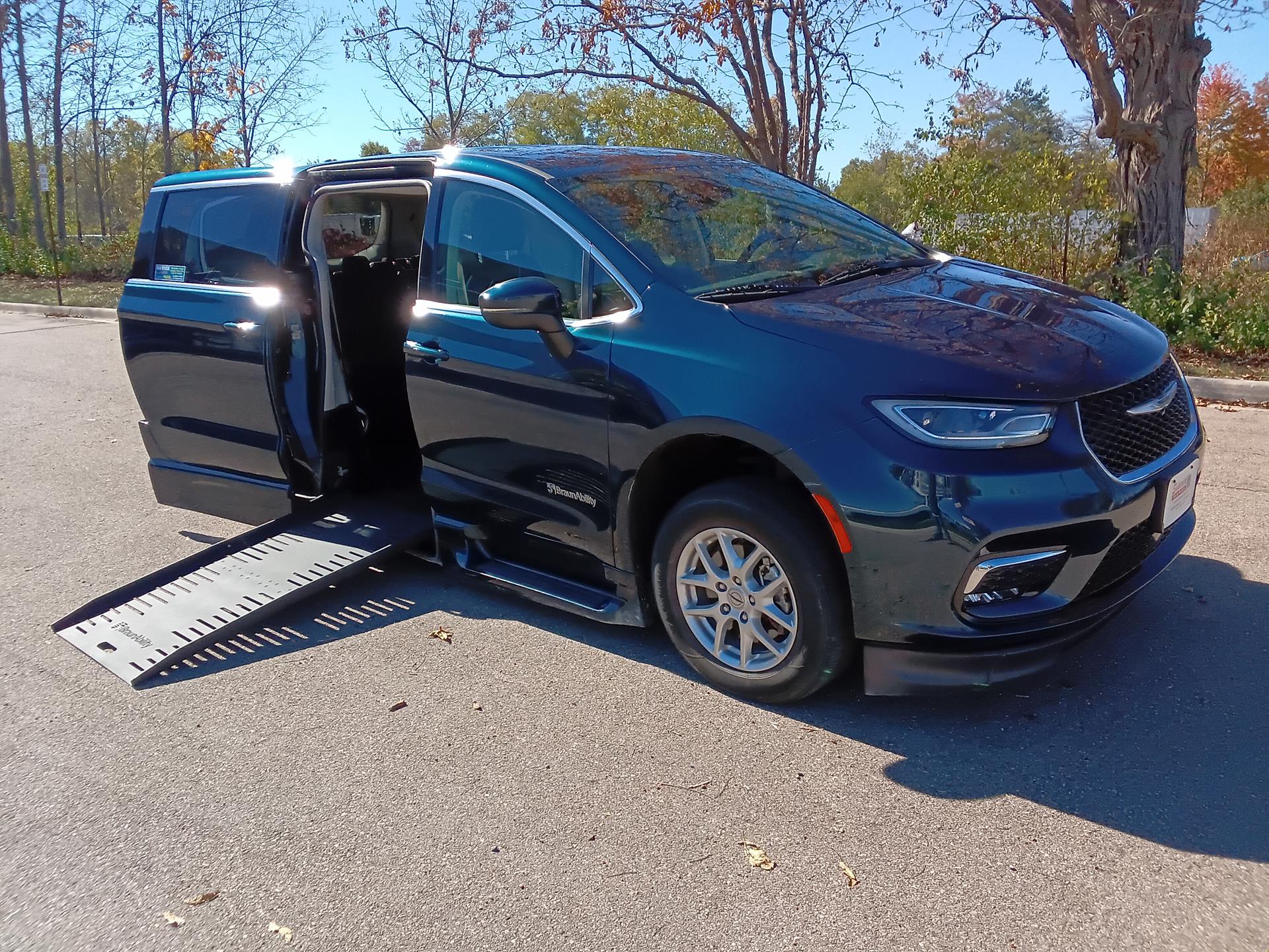 2023 Chrysler Pacifica Touring L's photo