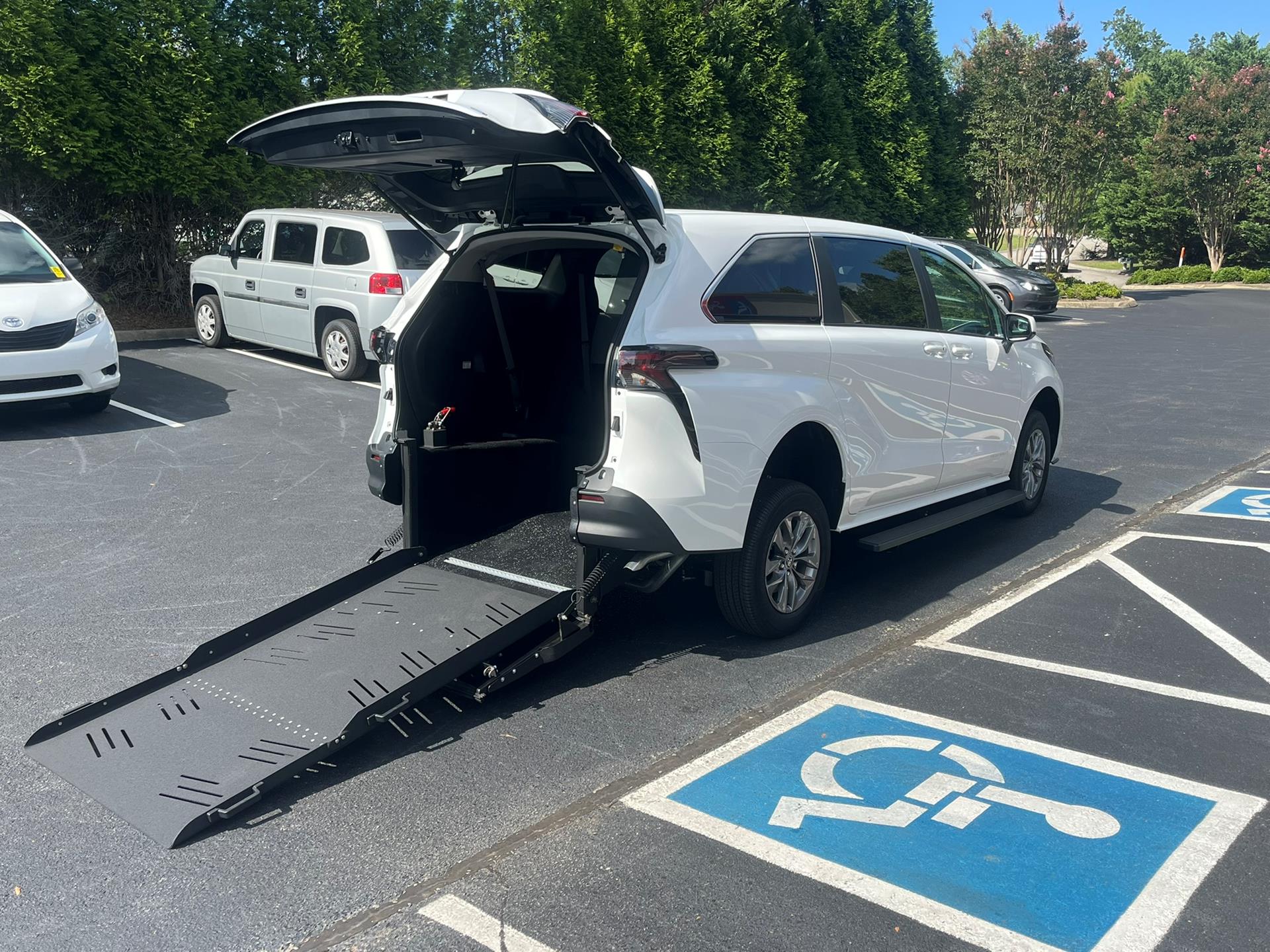 2025 Toyota Sienna LE's photo