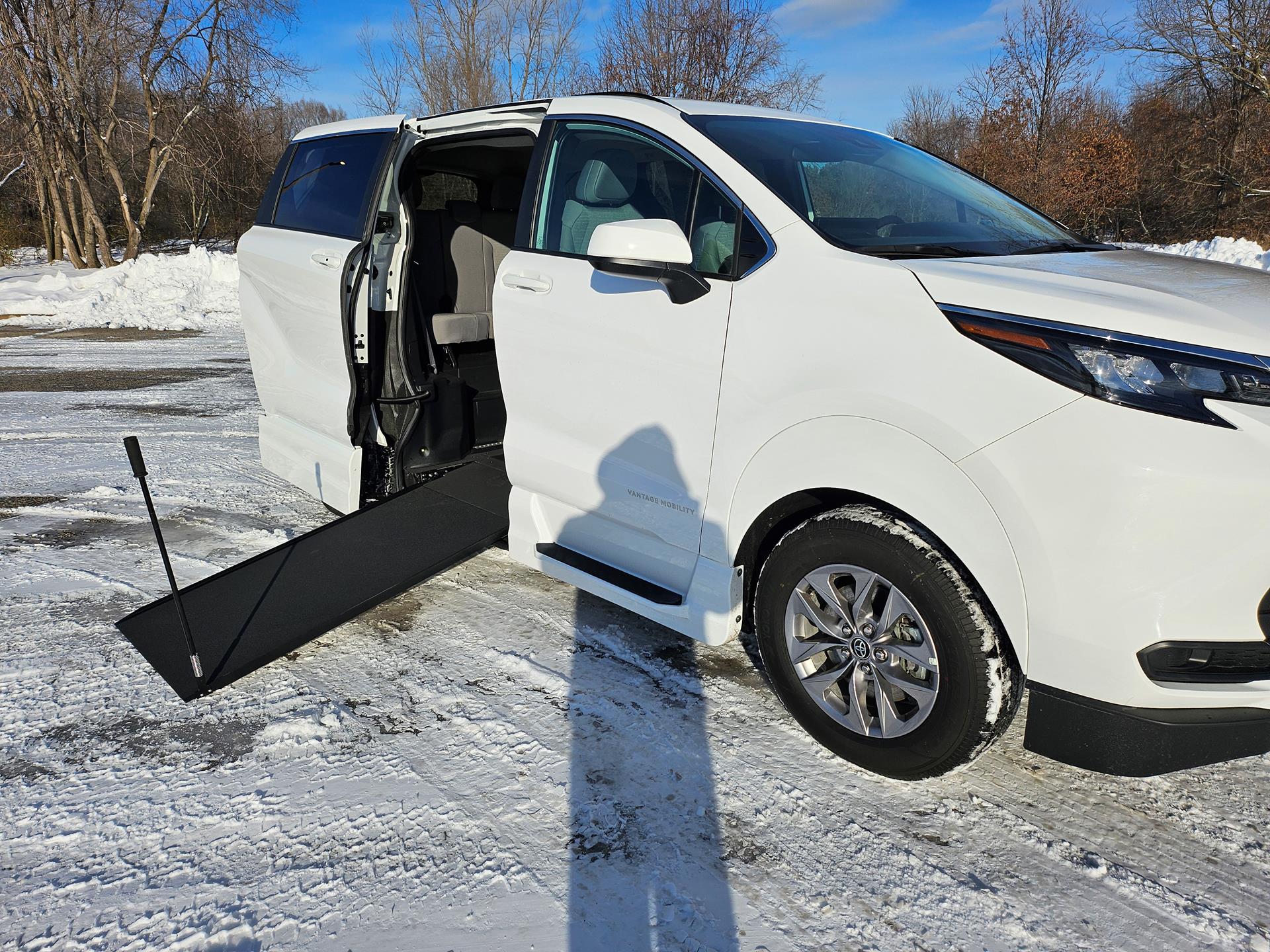 2025 Toyota Sienna LE's photo