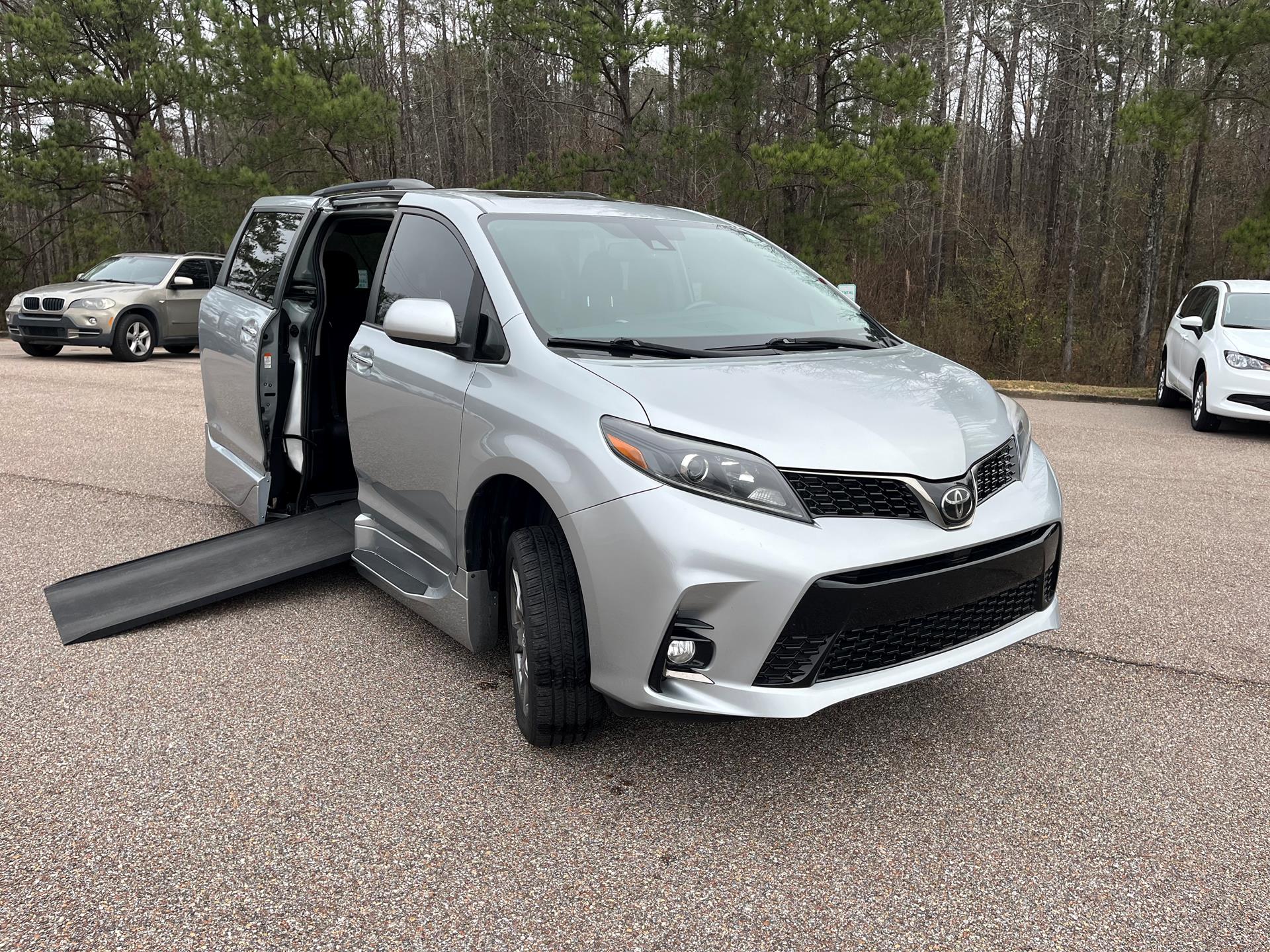 2020 Toyota Sienna SE's photo