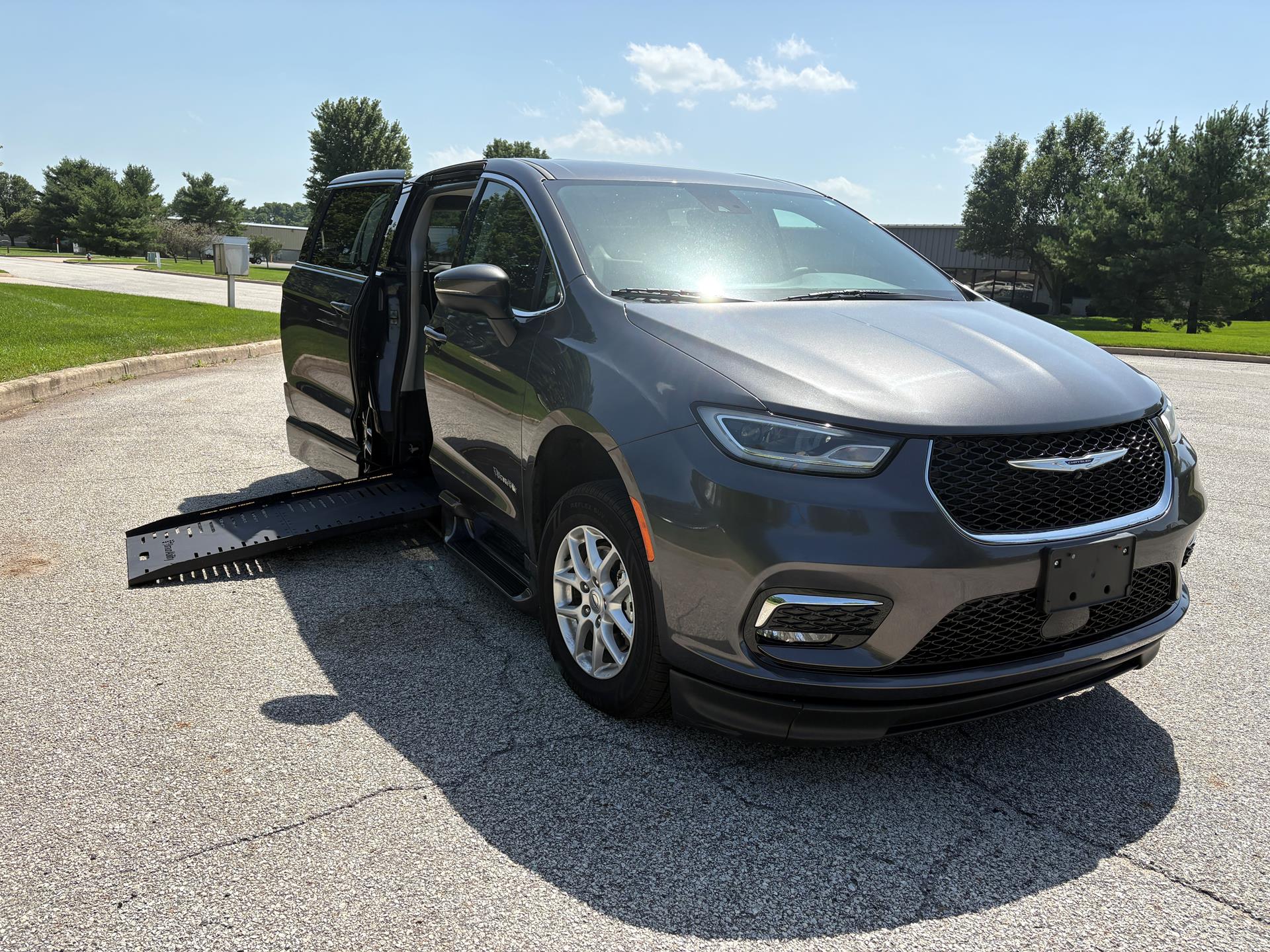2023 Chrysler Pacifica Touring L's photo