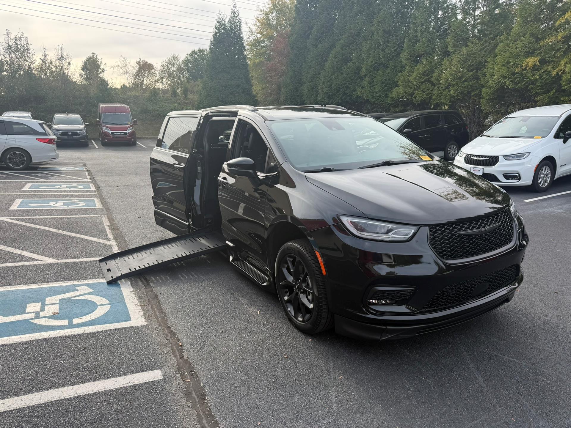 PRE OWNED 2023 Chrysler Pacifica Touring L