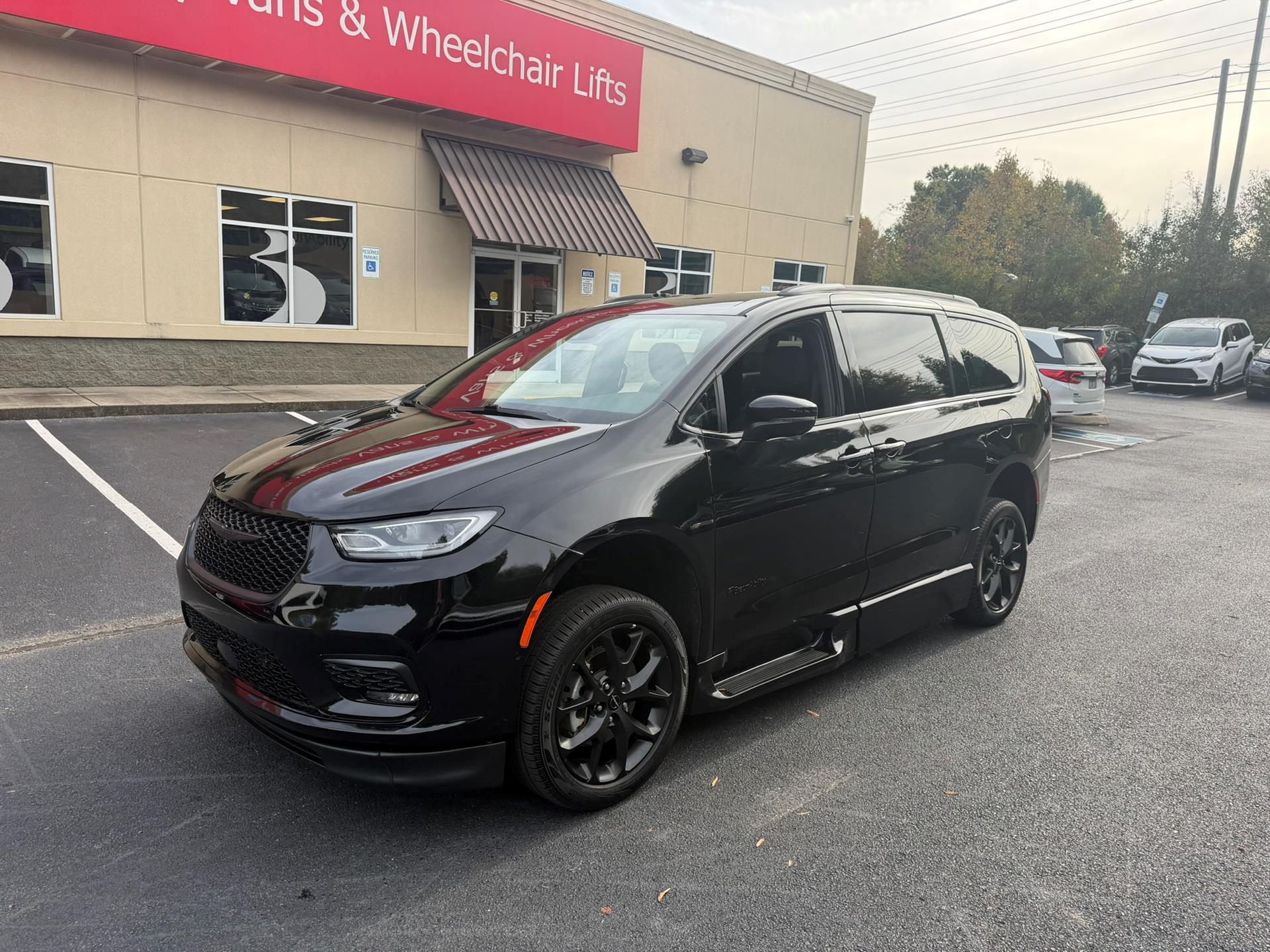 PRE OWNED 2023 Chrysler Pacifica Touring L