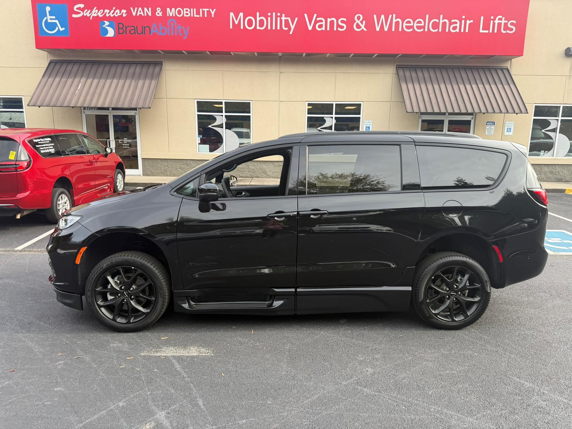 PRE OWNED 2023 Chrysler Pacifica Touring L