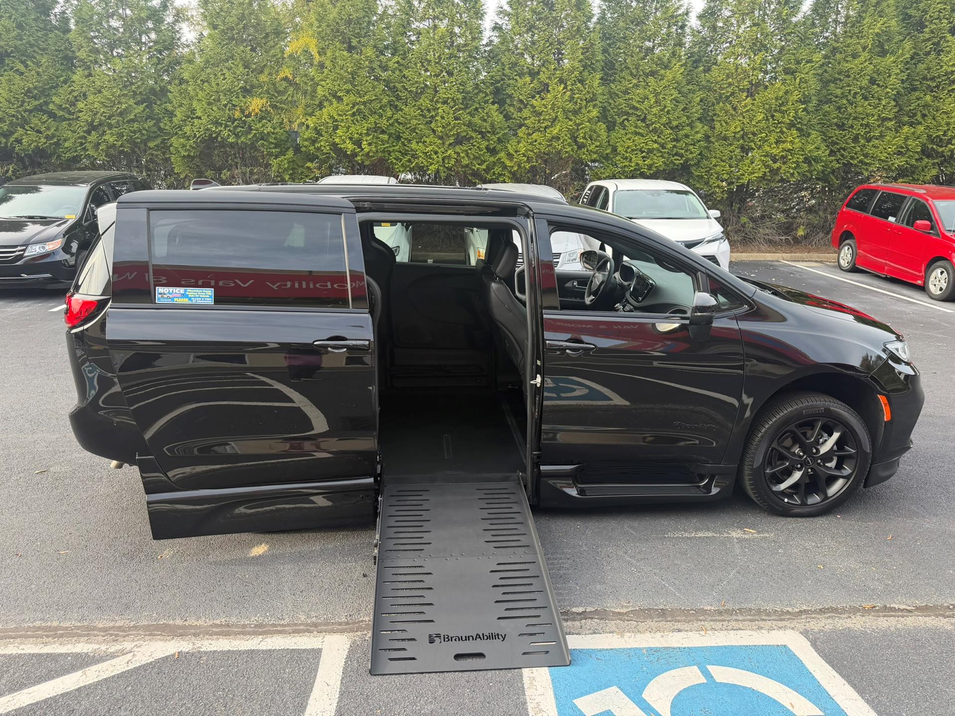 PRE OWNED 2023 Chrysler Pacifica Touring L