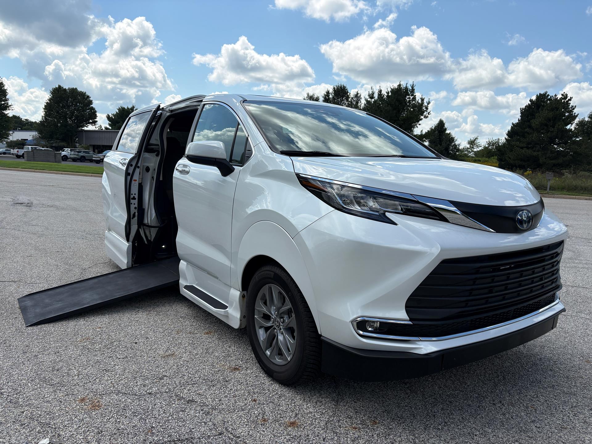 PRE OWNED 2022 Toyota Sienna XLE AWD