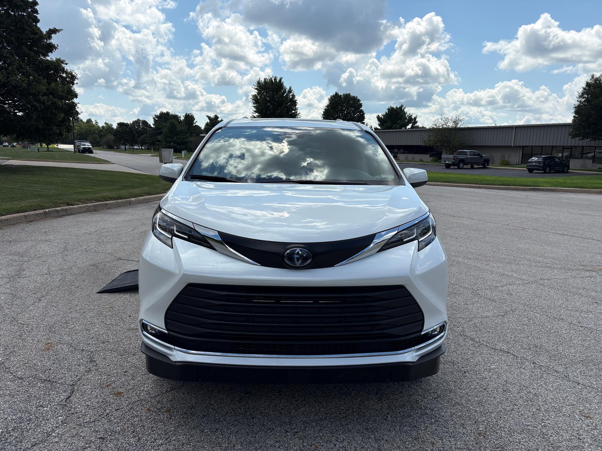 PRE OWNED 2022 Toyota Sienna XLE AWD