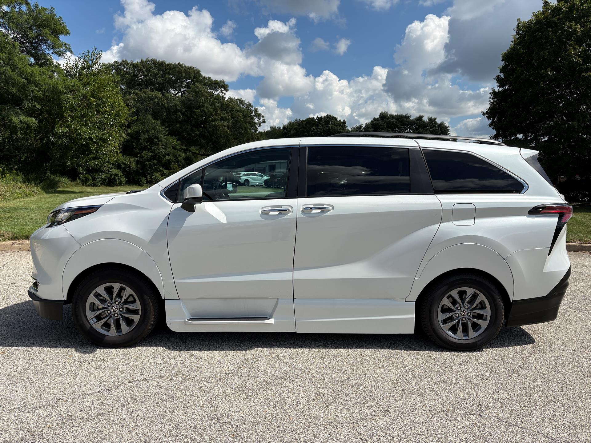 PRE OWNED 2022 Toyota Sienna XLE AWD