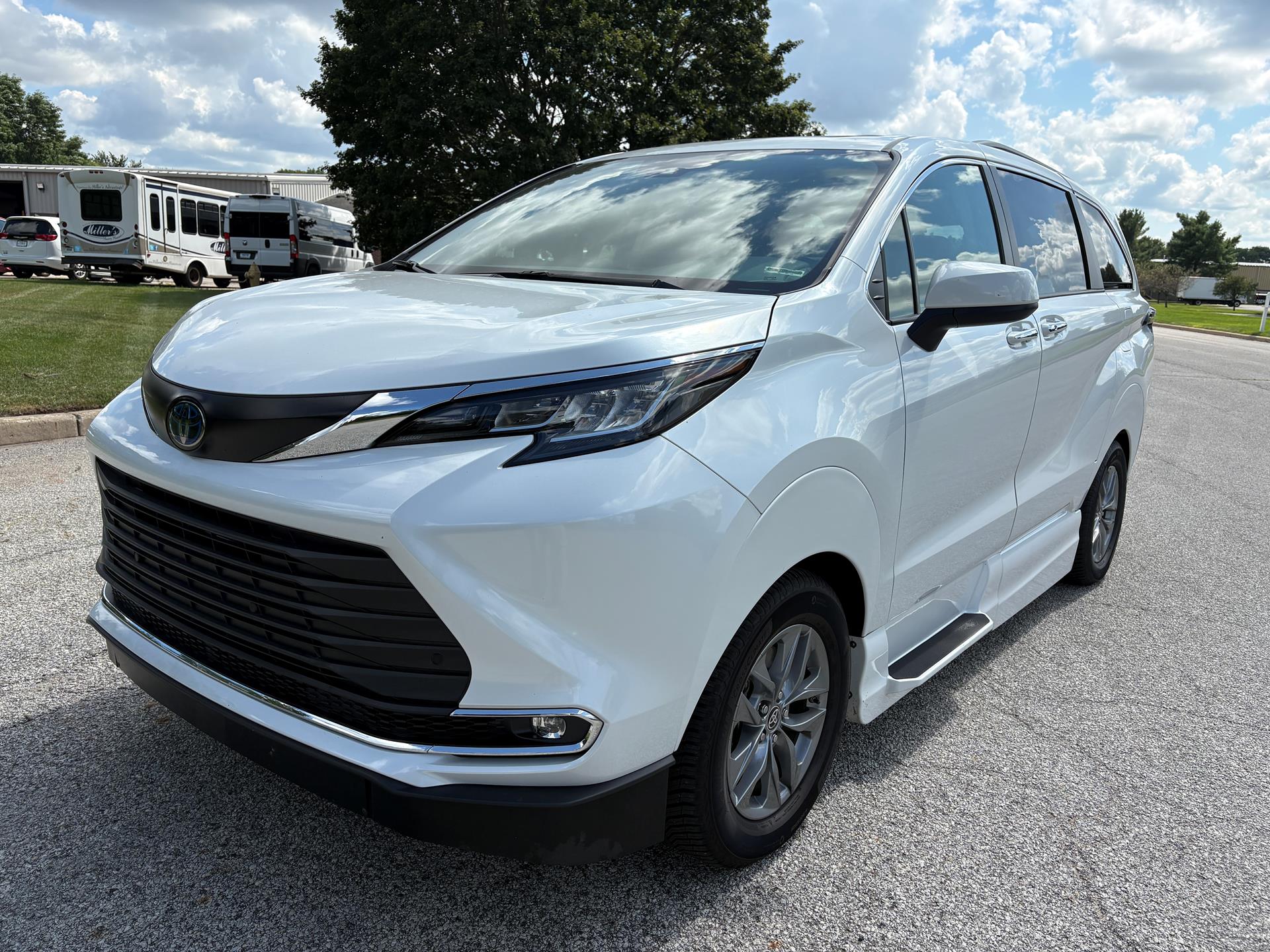 PRE OWNED 2022 Toyota Sienna XLE AWD
