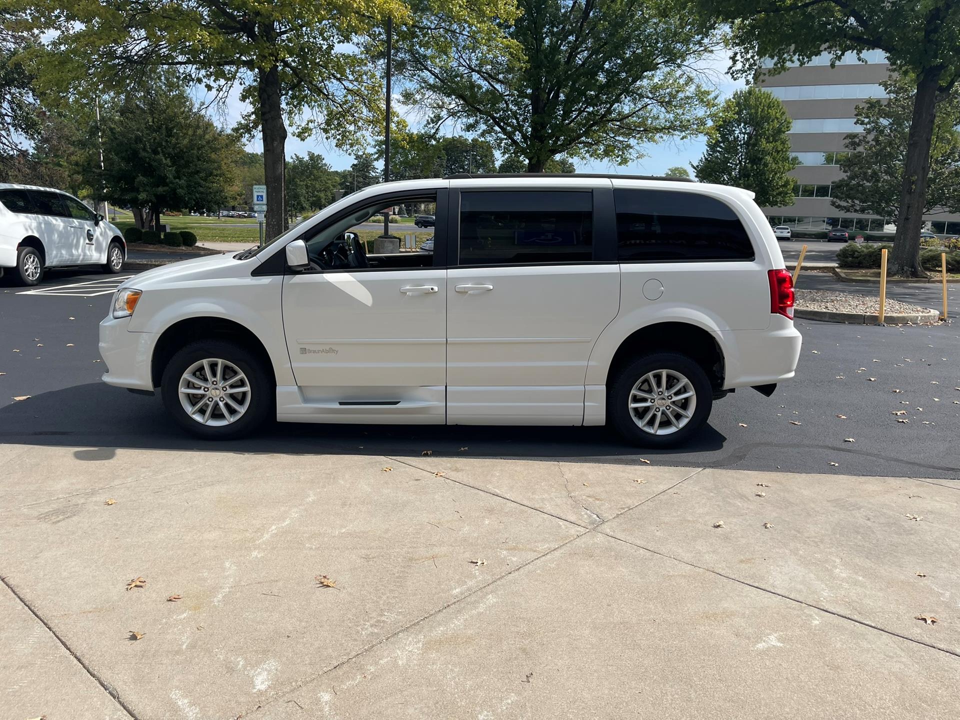 PRE OWNED 2016 Dodge Grand Caravan SXT