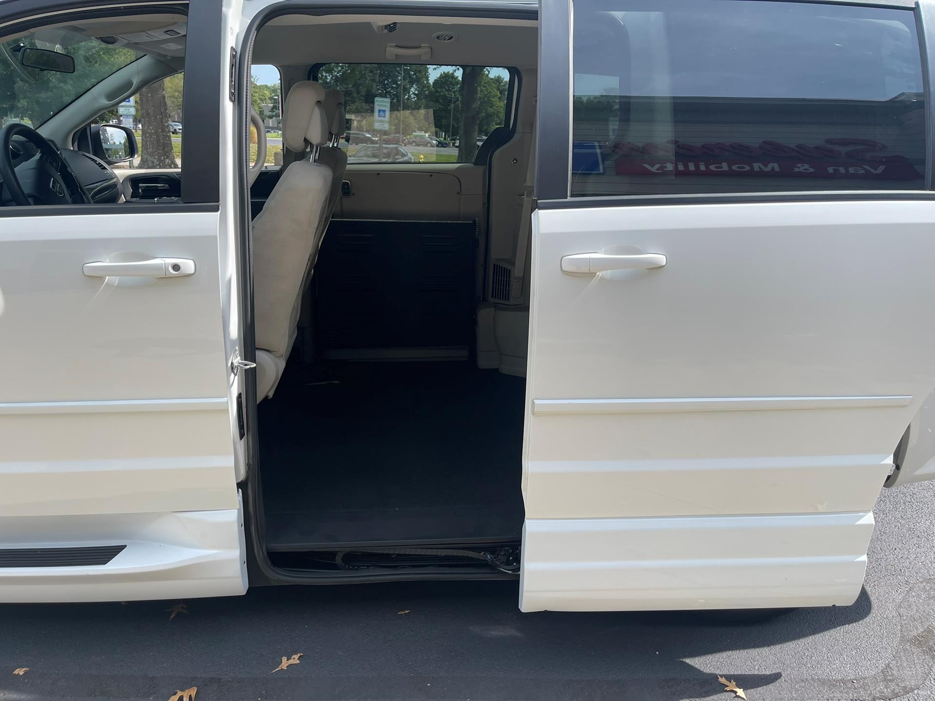 PRE OWNED 2016 Dodge Grand Caravan SXT