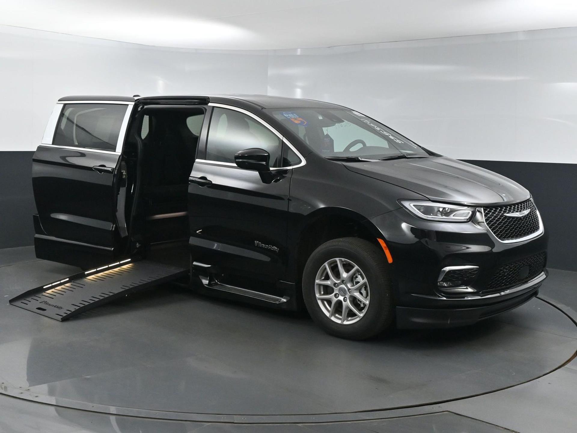 2025 Chrysler Pacifica Select's photo