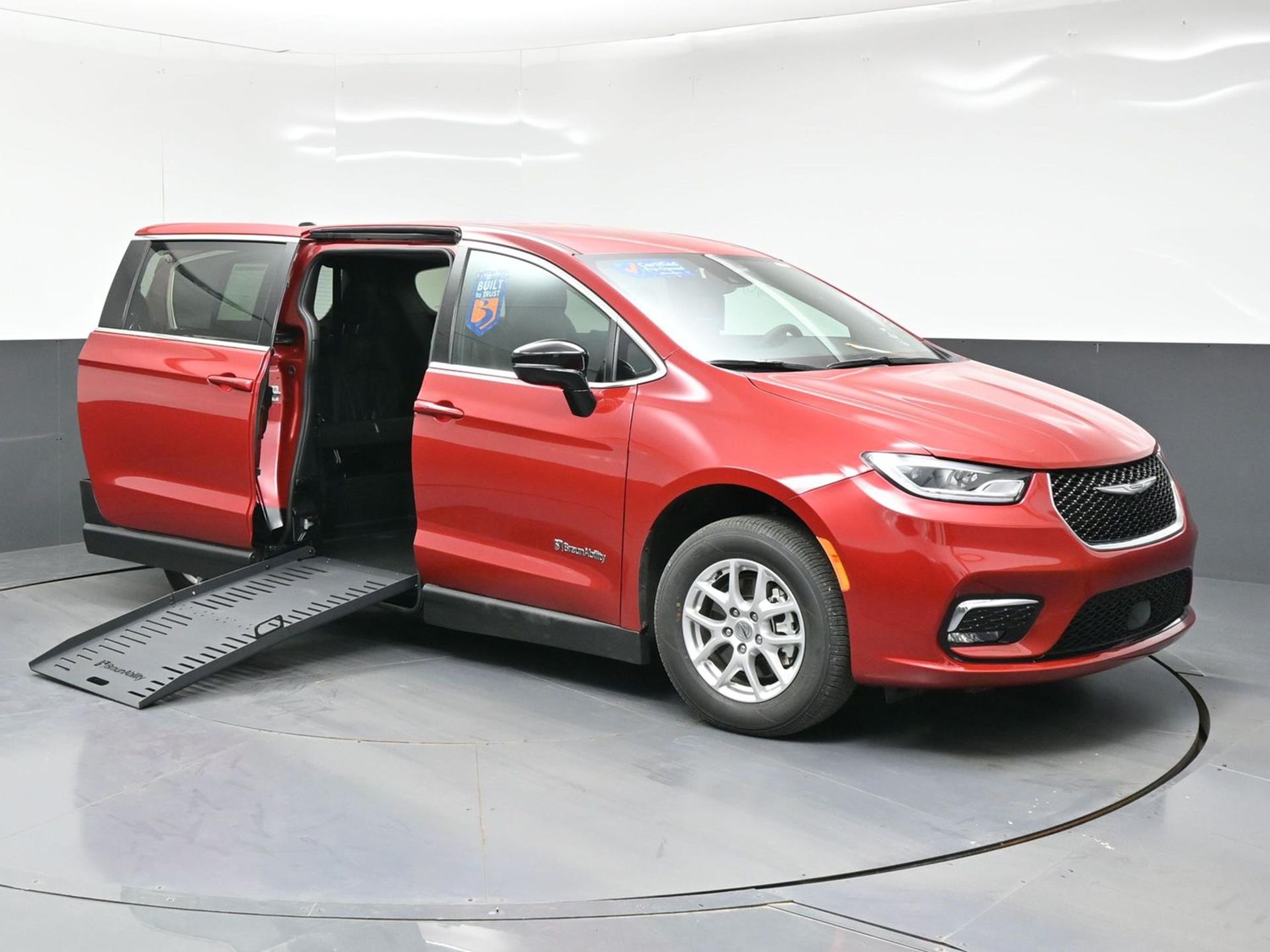 2025 Chrysler Pacifica's photo