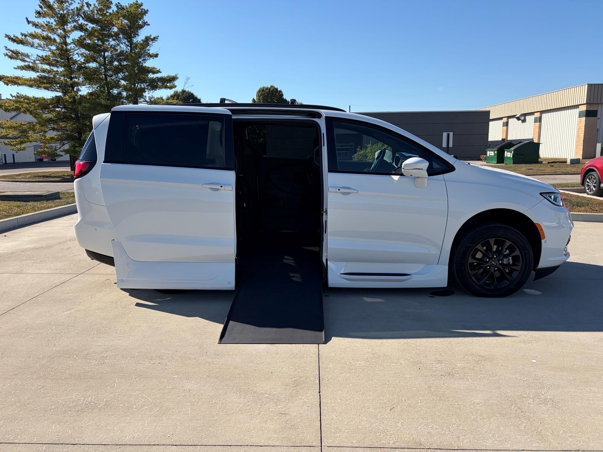 PRE OWNED 2021 Chrysler Pacifica Touring L