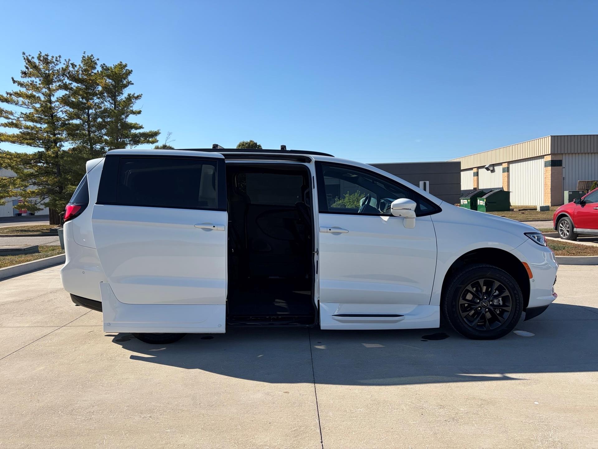PRE OWNED 2021 Chrysler Pacifica Touring L