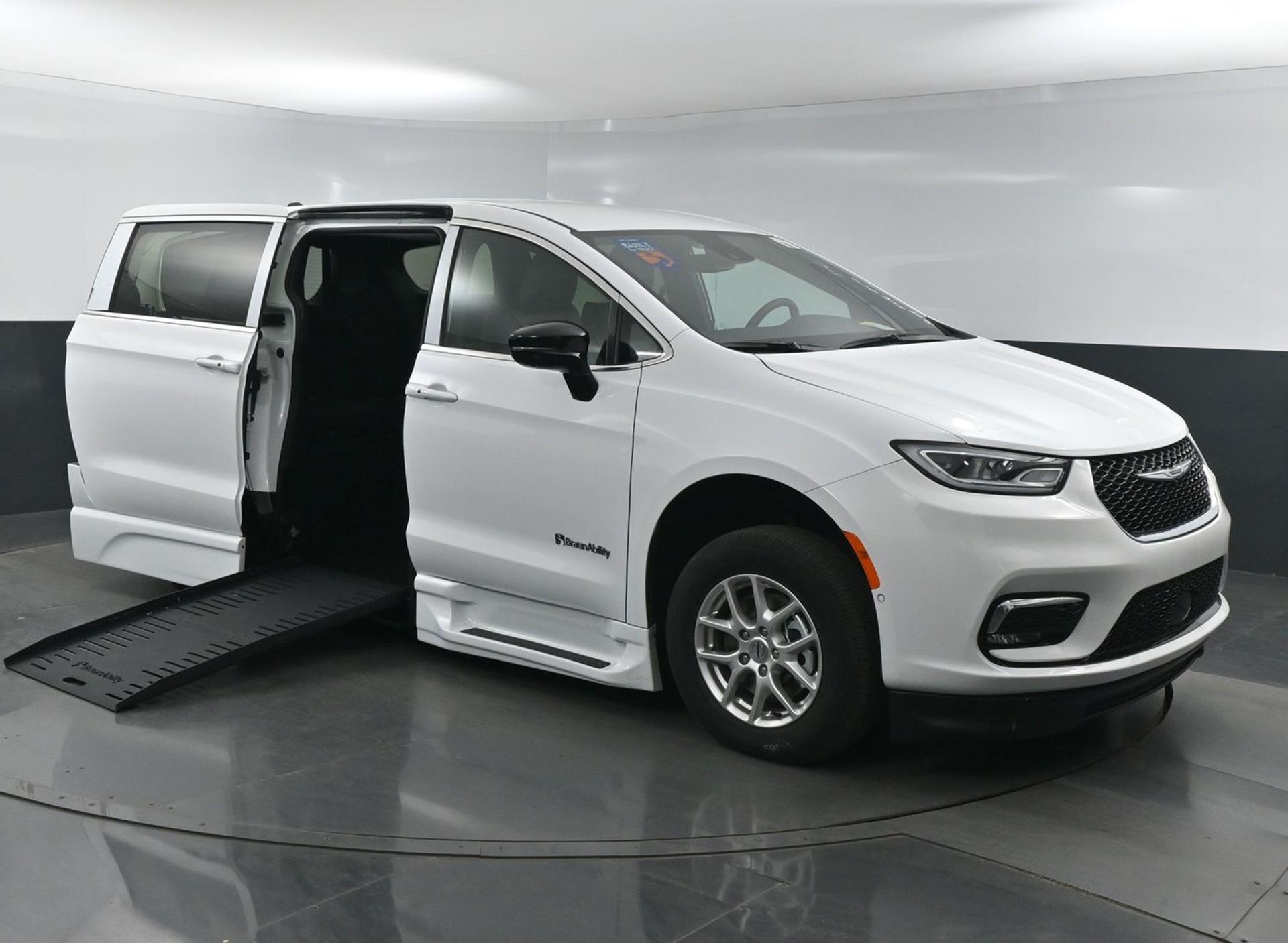 2025 Chrysler Pacifica Select's photo