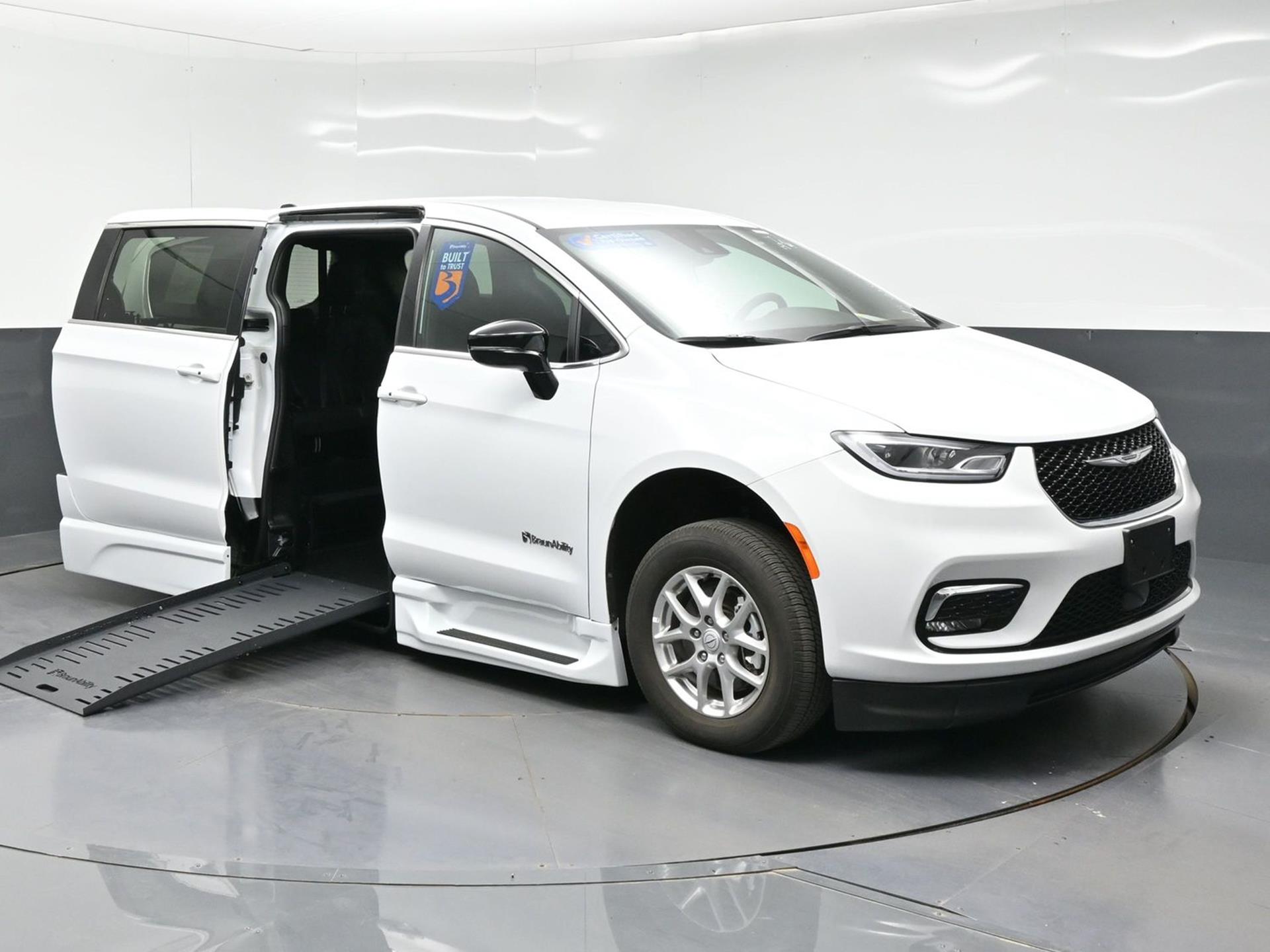 2025 Chrysler Pacifica's photo