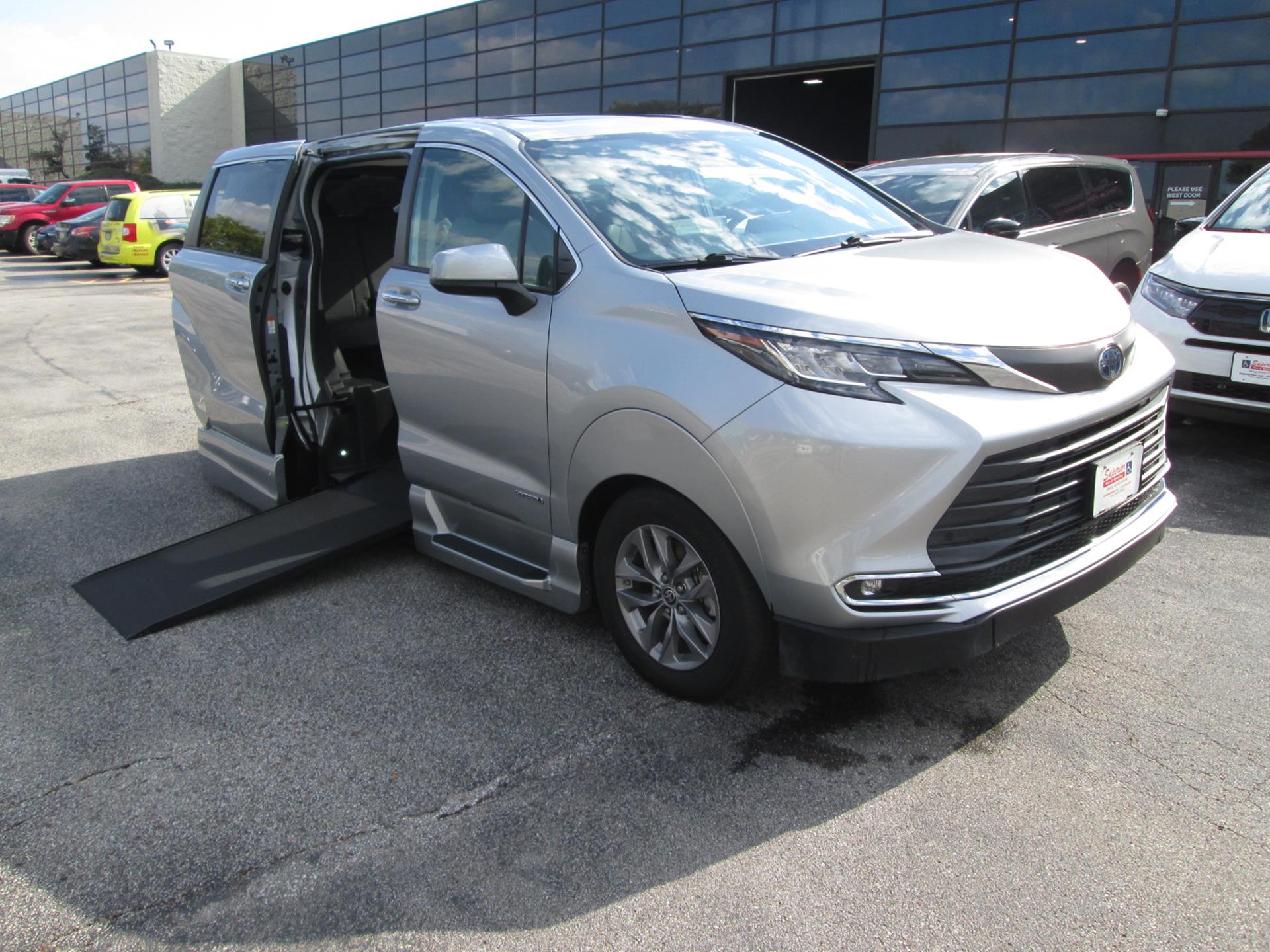 2021 Toyota Sienna XLE's photo